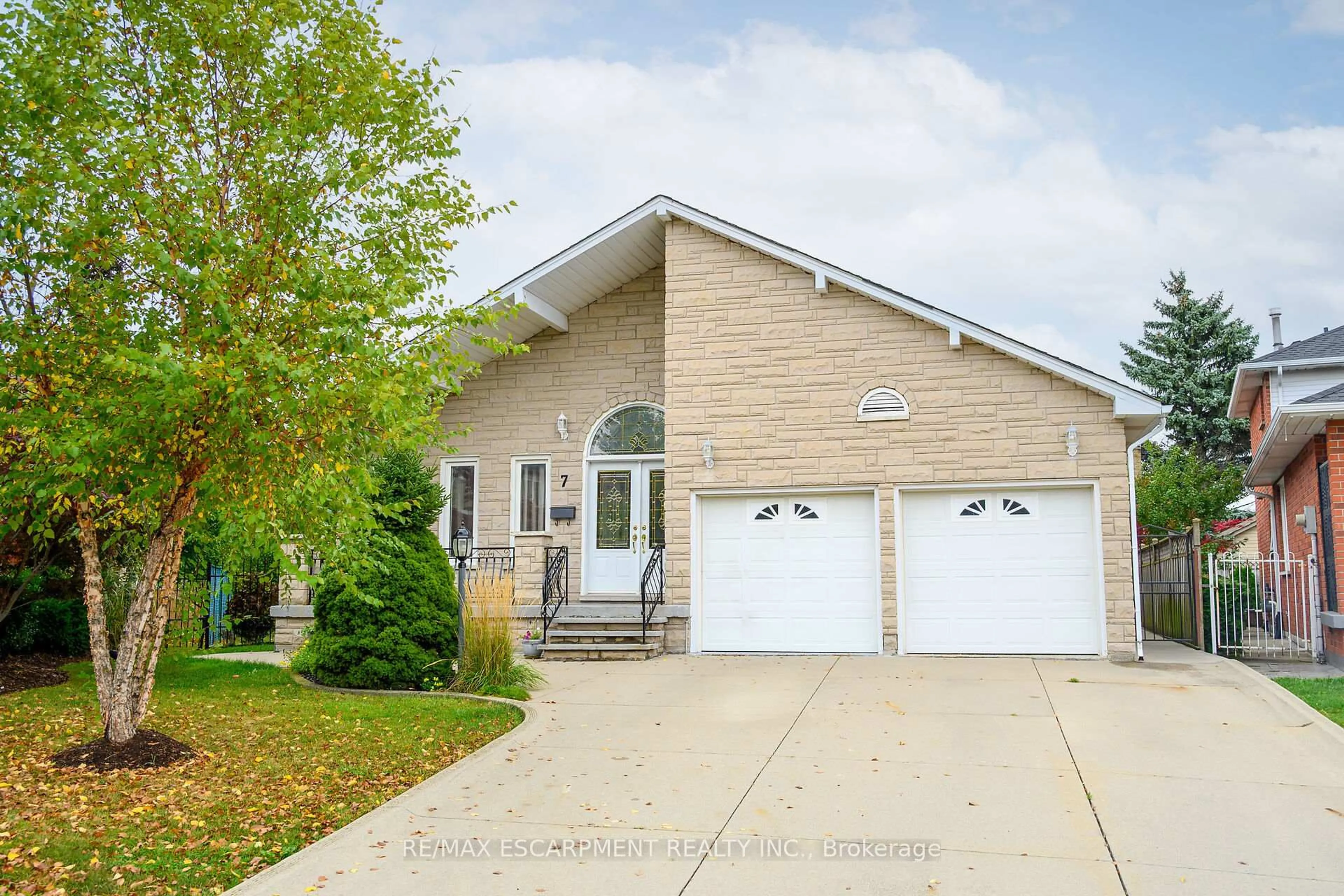 Home with vinyl exterior material, street for 7 Osgoode Crt, Hamilton Ontario L8W 3C5