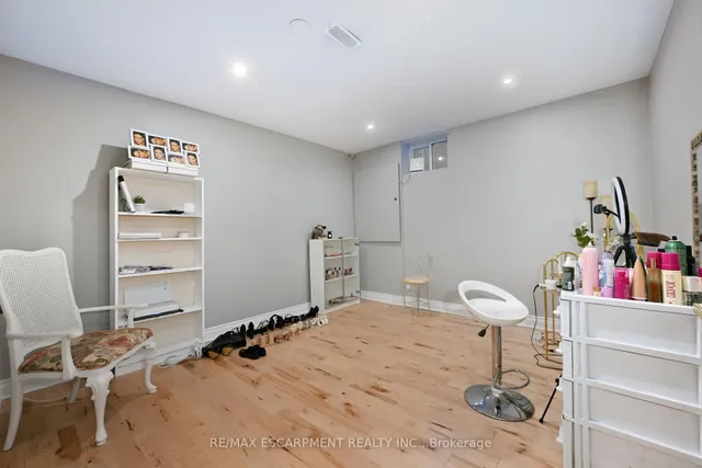 Additional property image - 7 Osgoode Crt