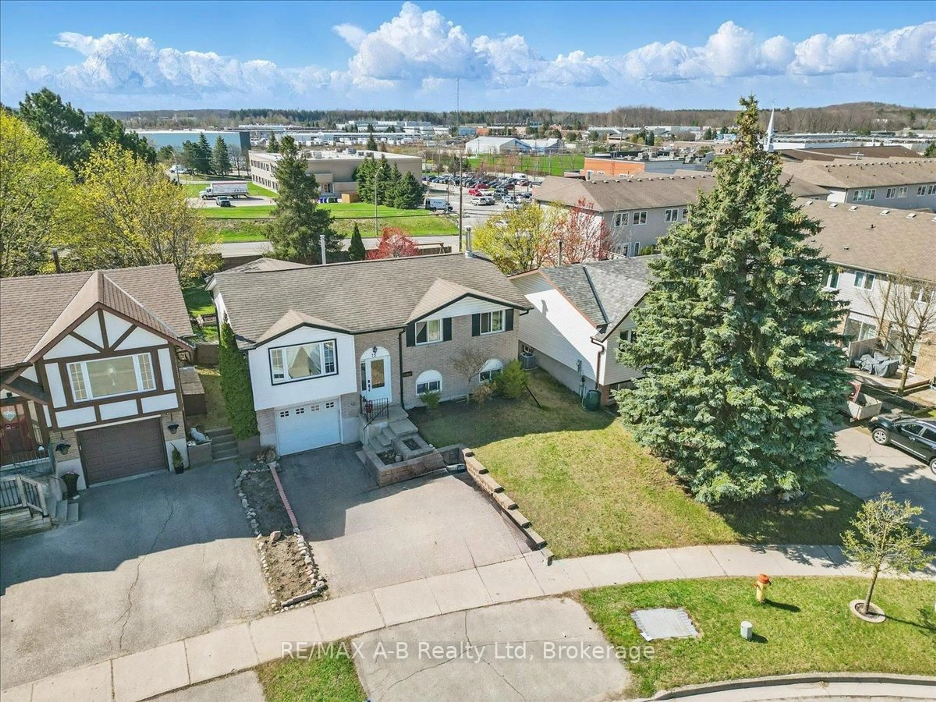 A pic from outside/outdoor area/front of a property/back of a property/a pic from drone, water/lake/river/ocean view for 73 Southwood Dr, Kitchener Ontario N2E 2E6