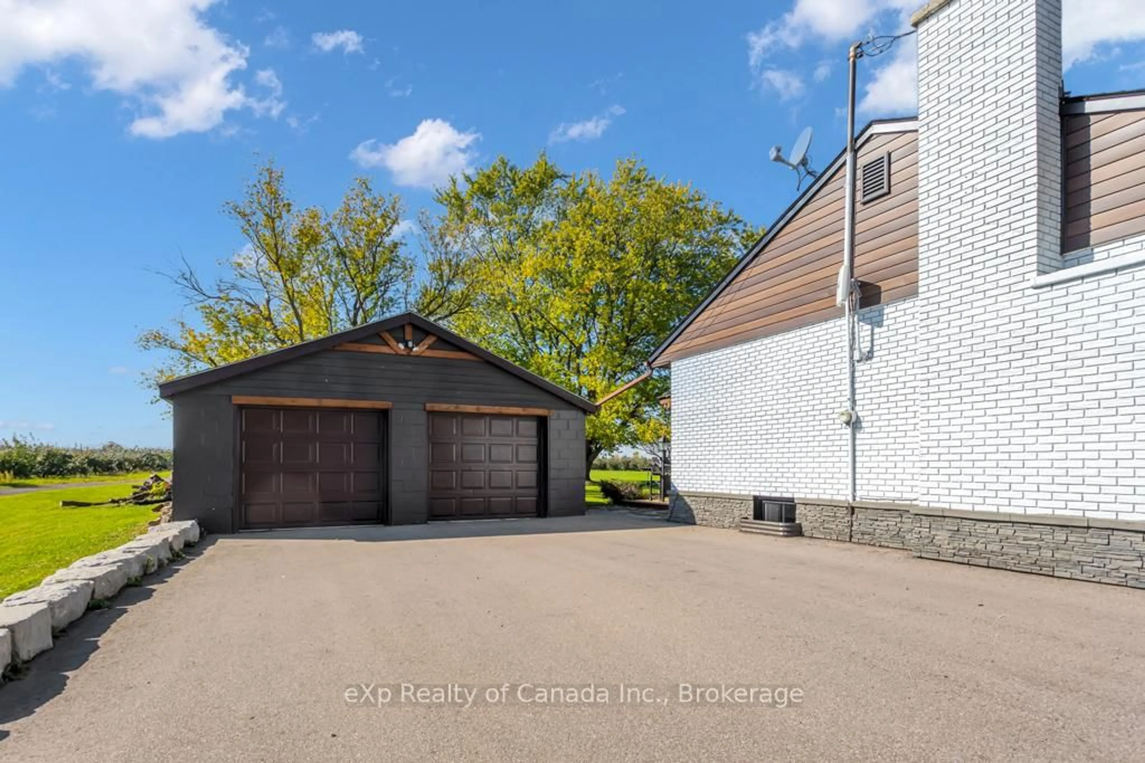 A pic from outside/outdoor area/front of a property/back of a property/a pic from drone, street for 905 Blueline Rd, Norfolk Ontario N3Y 4K4