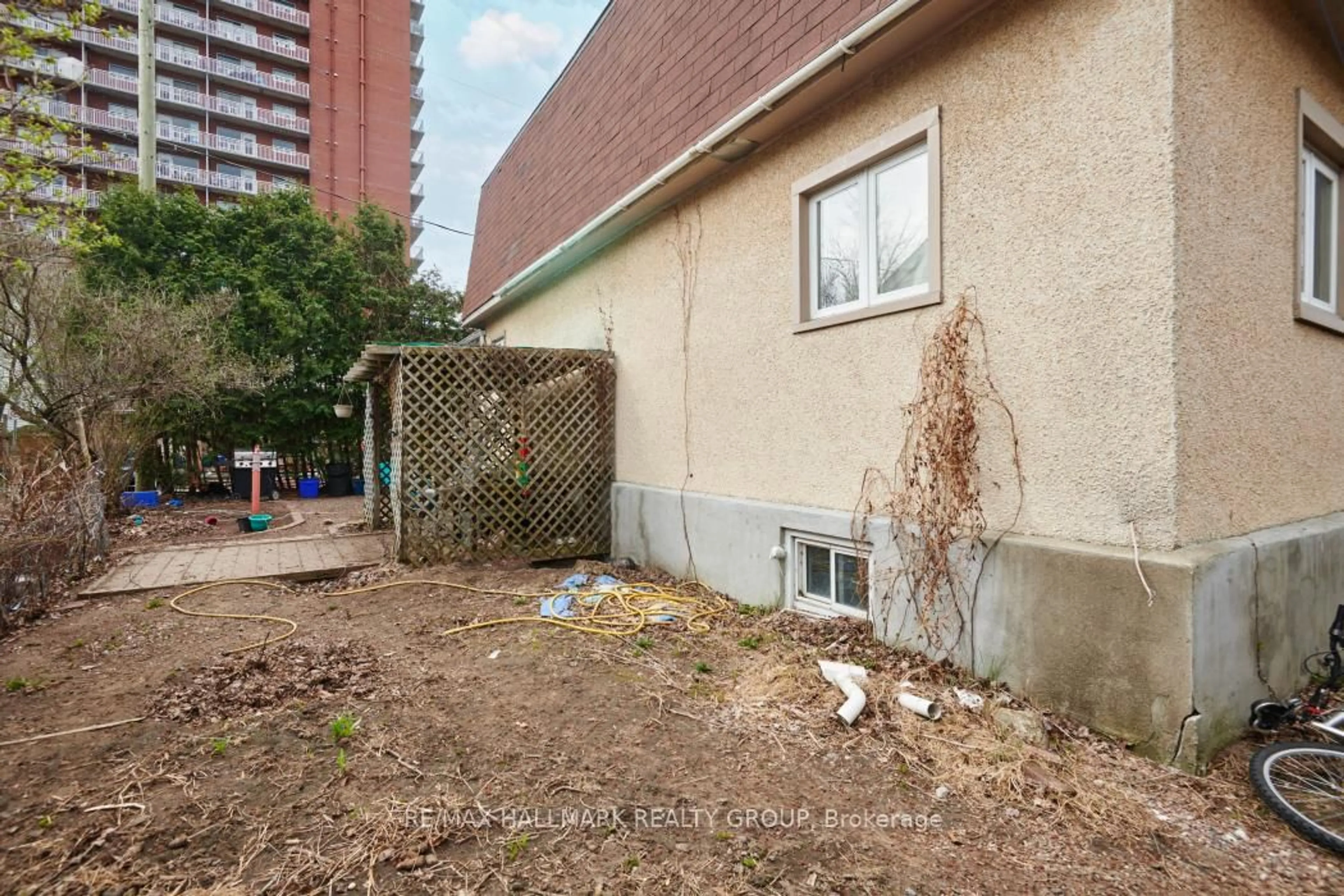 Patio, building for 189 Devonshire Pl, Ottawa Ontario K1Z 7G6