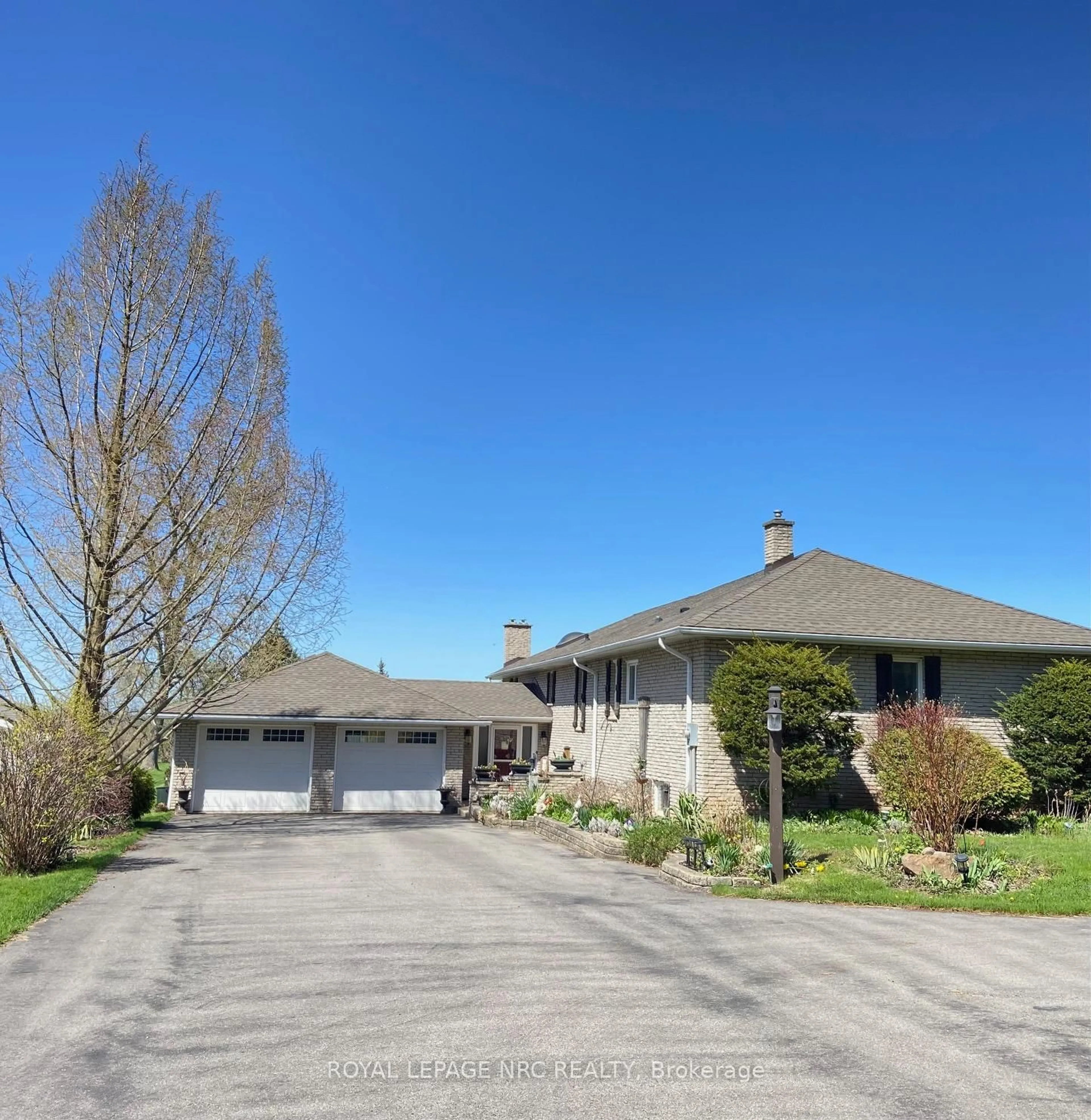 A pic from outside/outdoor area/front of a property/back of a property/a pic from drone, street for 1750 York Rd, Niagara-on-the-Lake Ontario L0S 1J0
