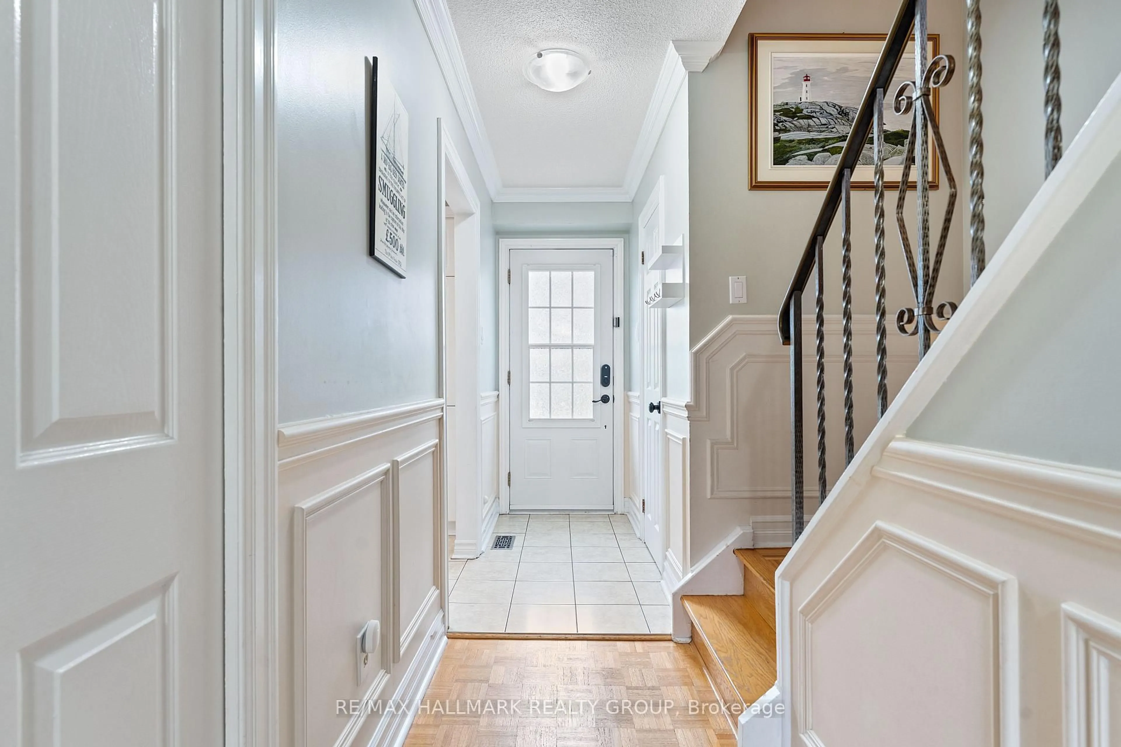 Indoor entryway for 76 Valewood Cres, Ottawa Ontario K1B 4E8