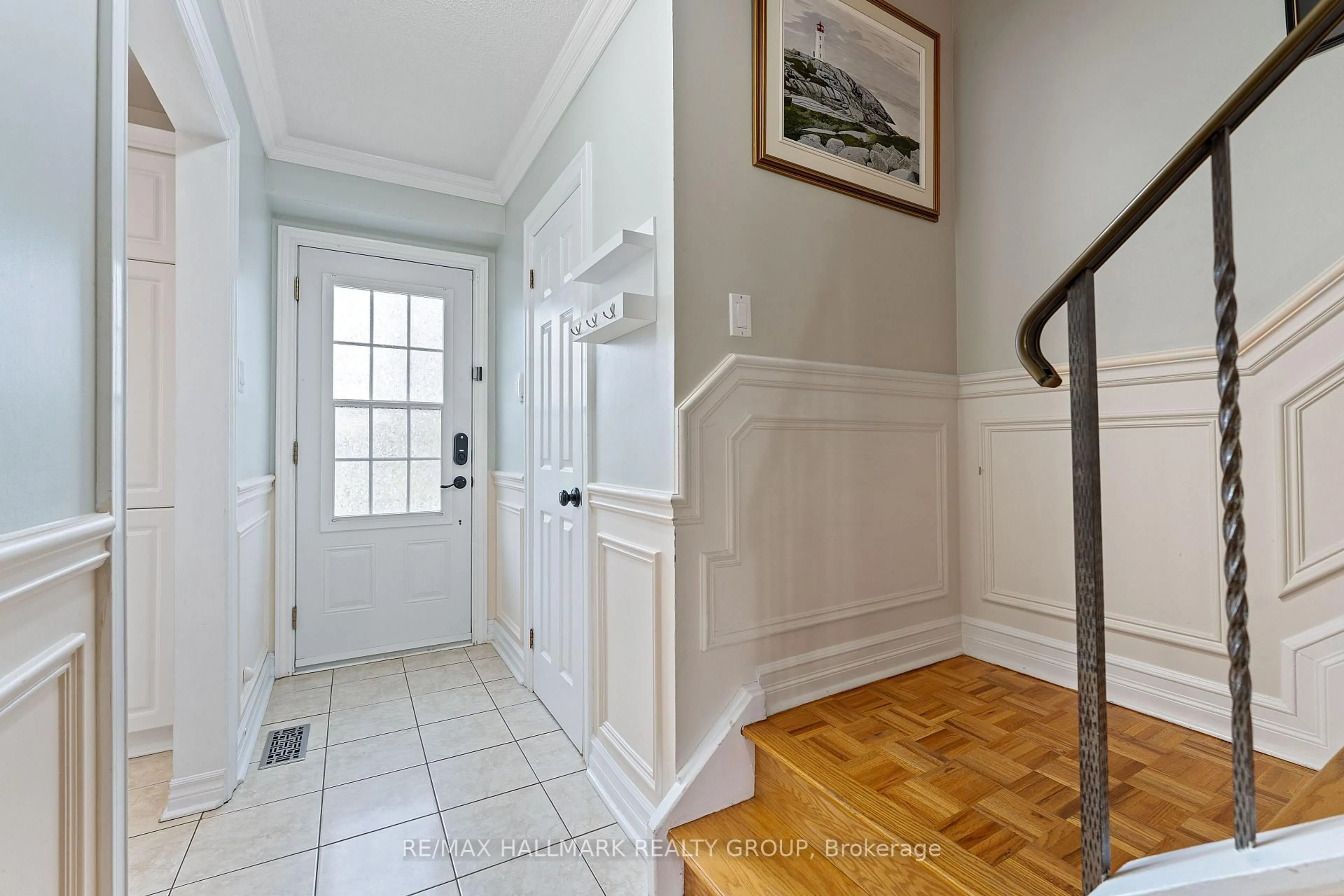 Indoor entryway for 76 Valewood Cres, Ottawa Ontario K1B 4E8
