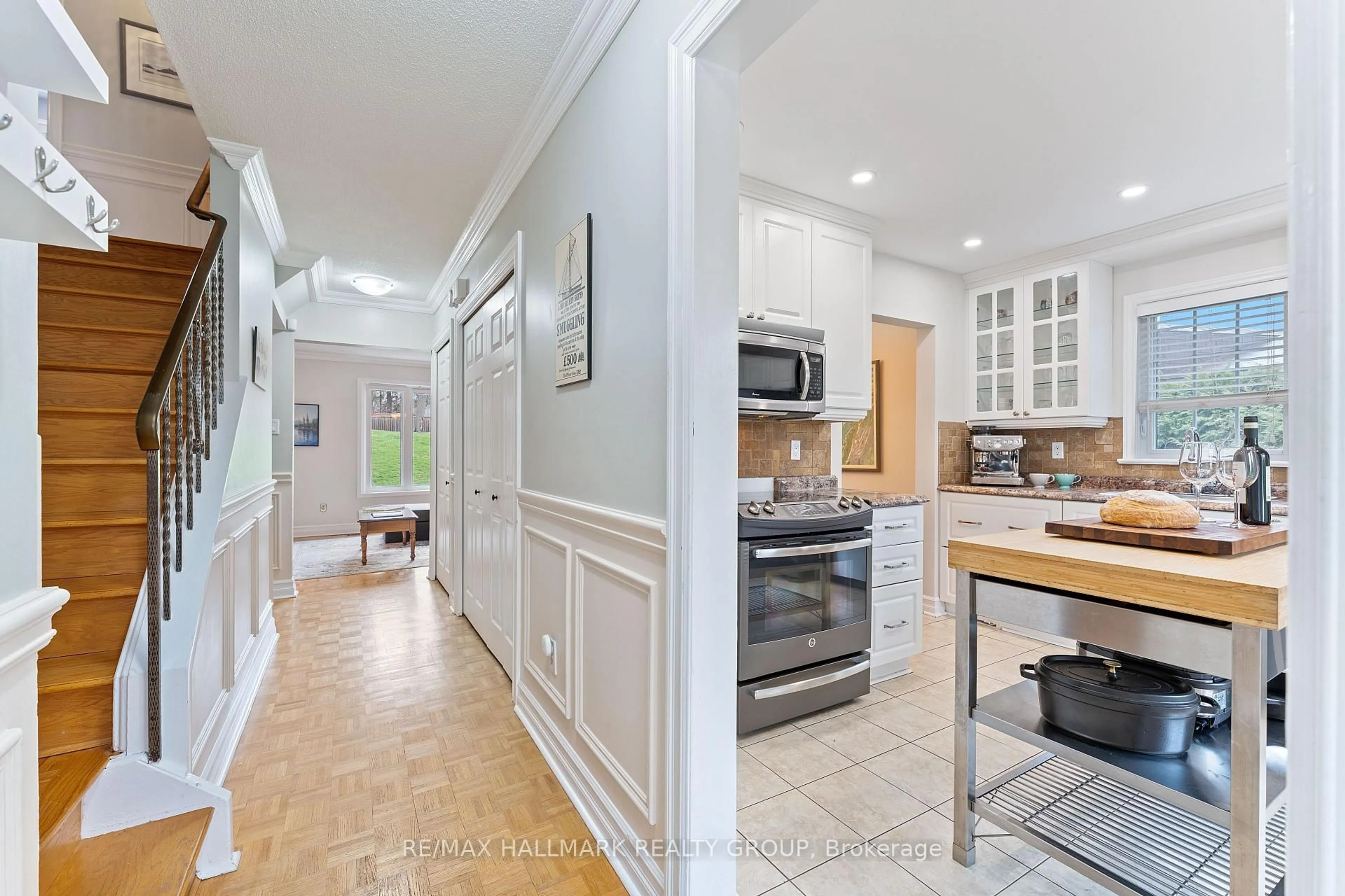 Open concept kitchen, ceramic/tile floor for 76 Valewood Cres, Ottawa Ontario K1B 4E8