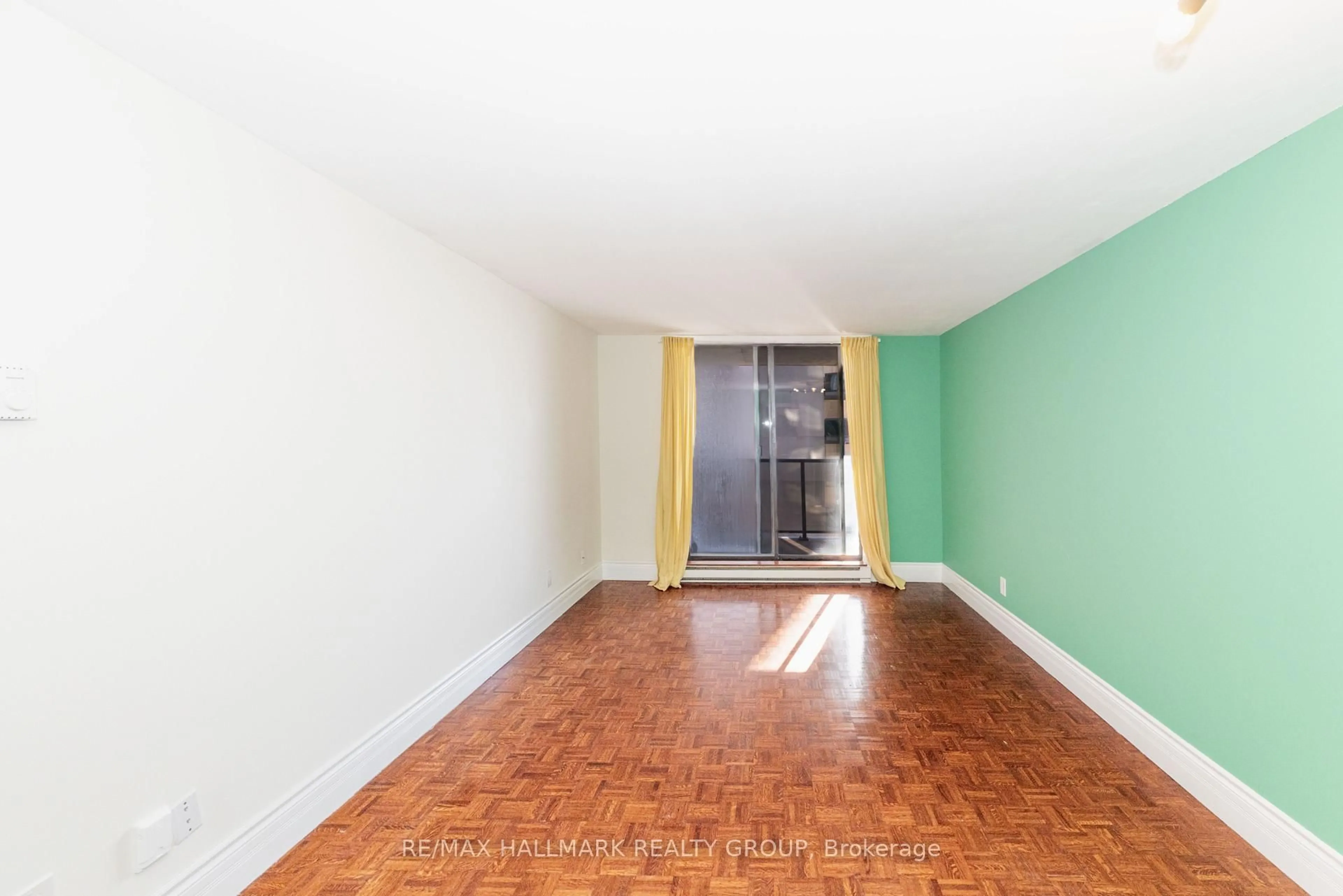 A pic of a room for 475 Laurier Ave #1006, Ottawa Ontario K1R 7X1