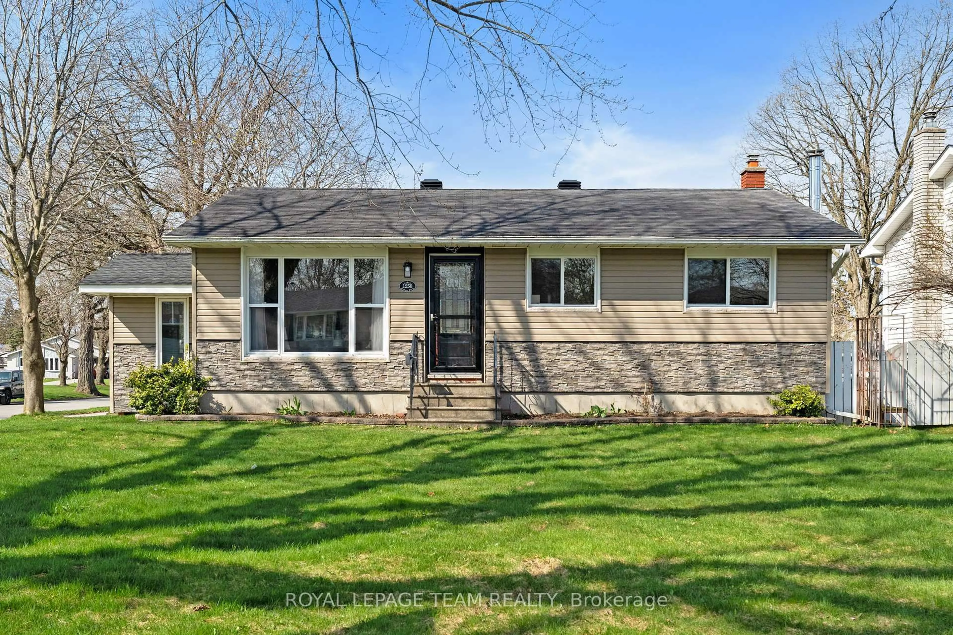 Home with vinyl exterior material, street for 1250 Peden Blvd, Brockville Ontario K6V 5Y5