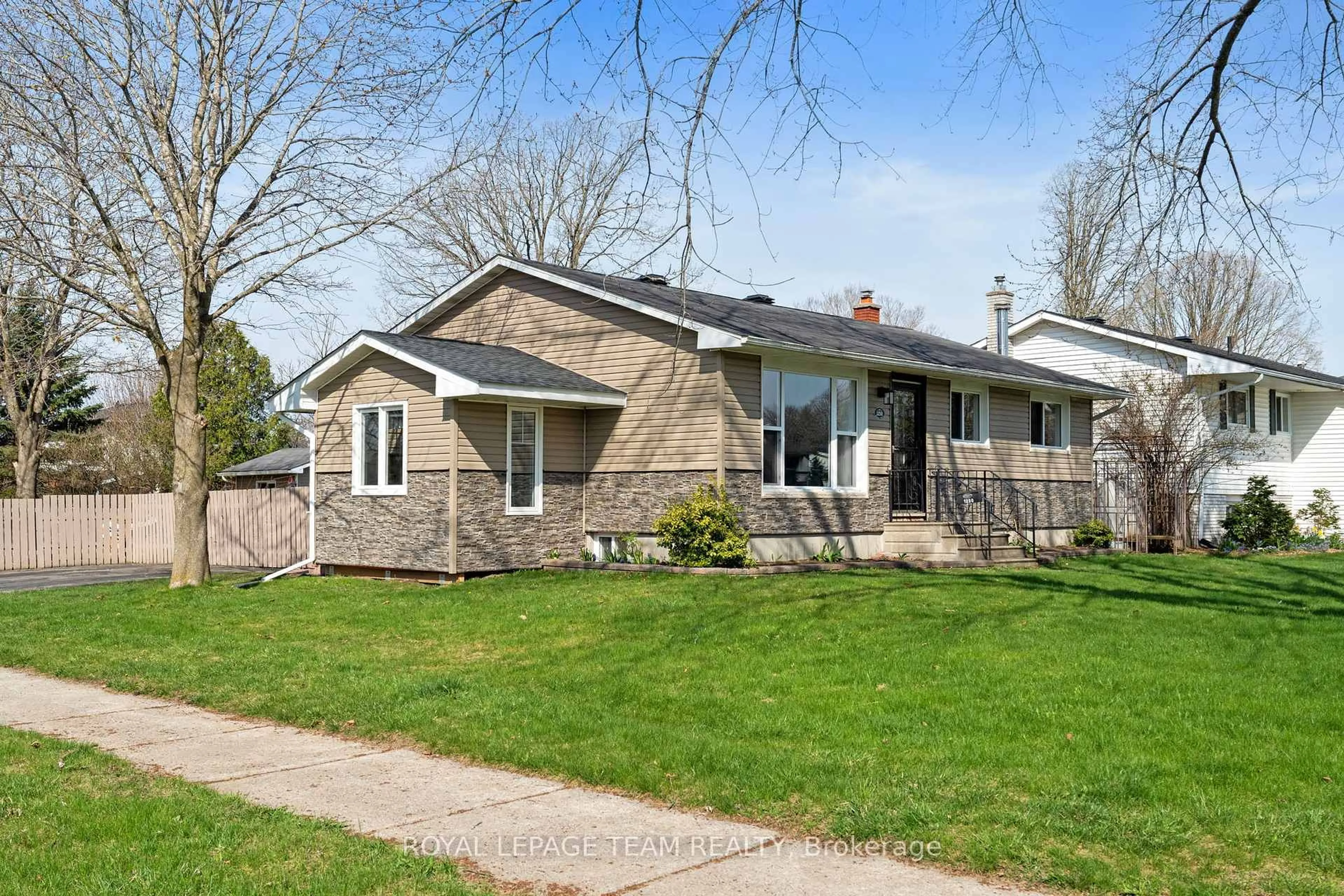 Home with brick exterior material, street for 1250 Peden Blvd, Brockville Ontario K6V 5Y5