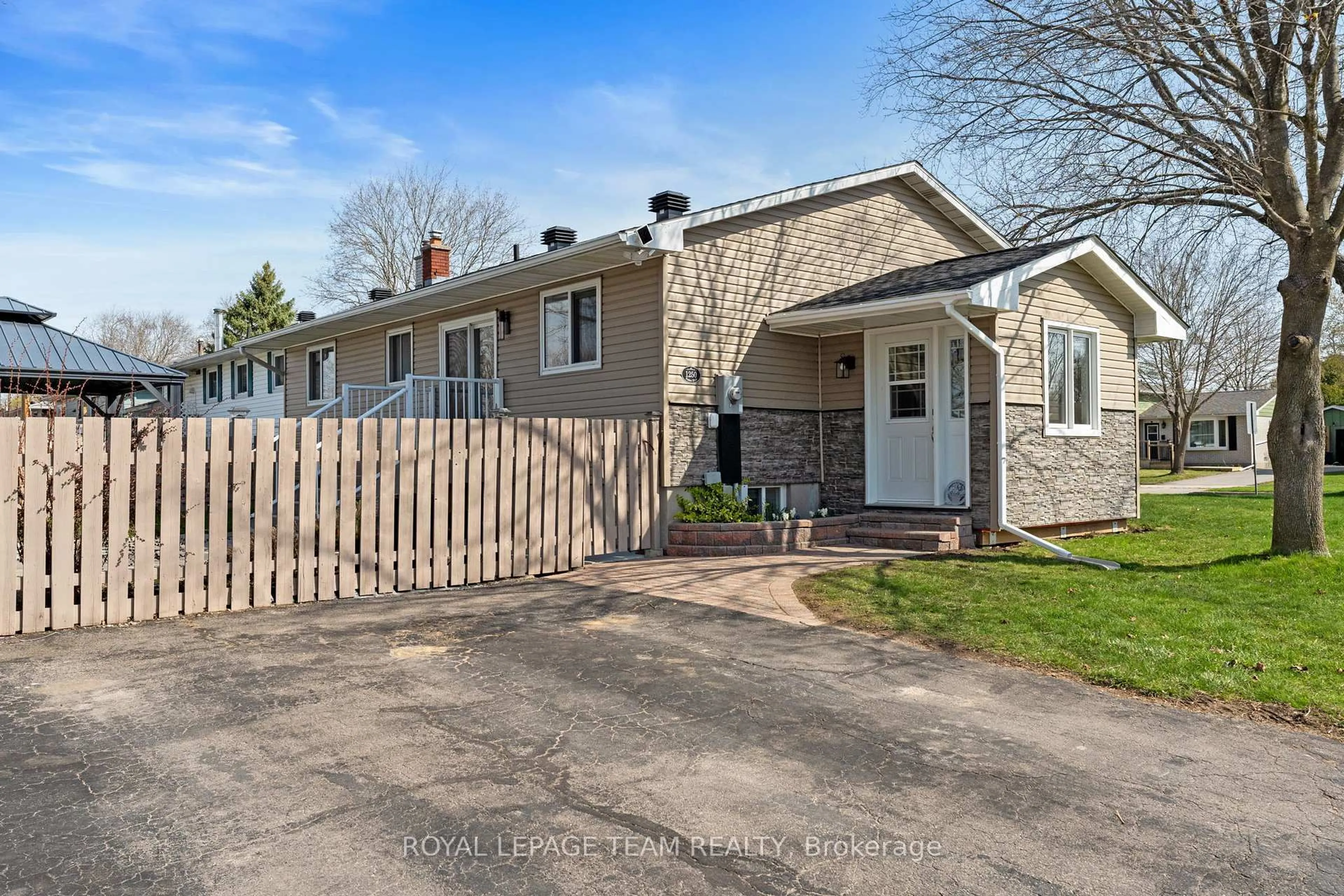 A pic from outside/outdoor area/front of a property/back of a property/a pic from drone, street for 1250 Peden Blvd, Brockville Ontario K6V 5Y5