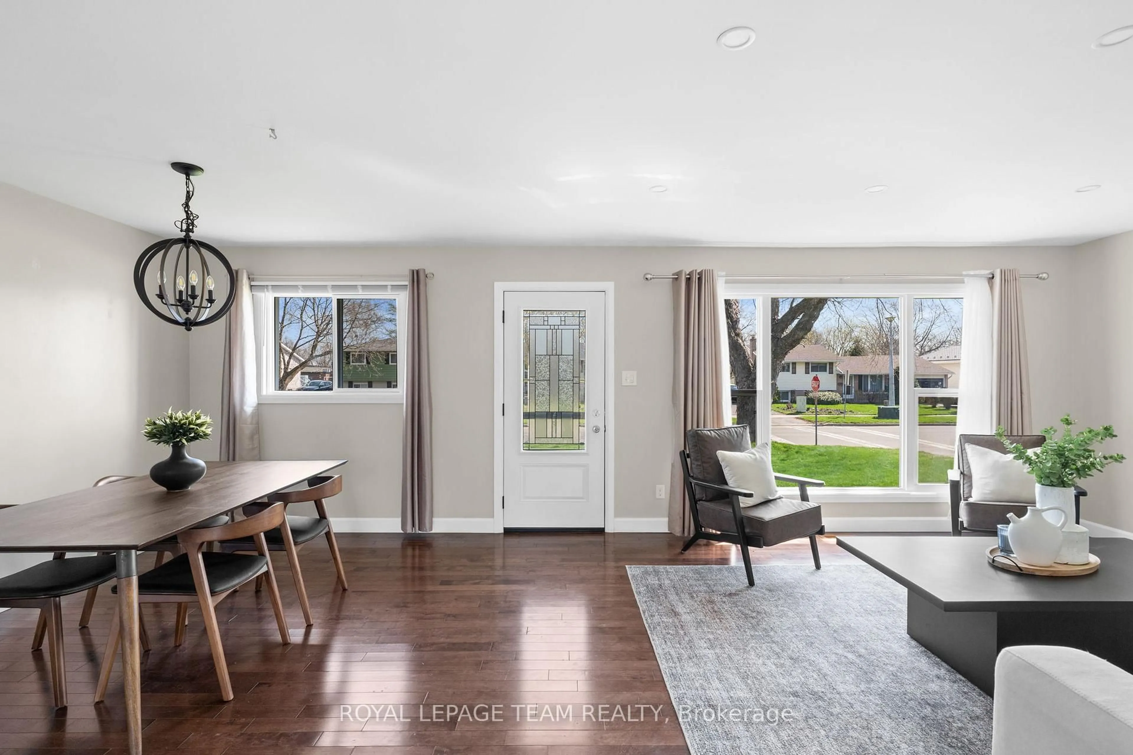 Indoor entryway for 1250 Peden Blvd, Brockville Ontario K6V 5Y5