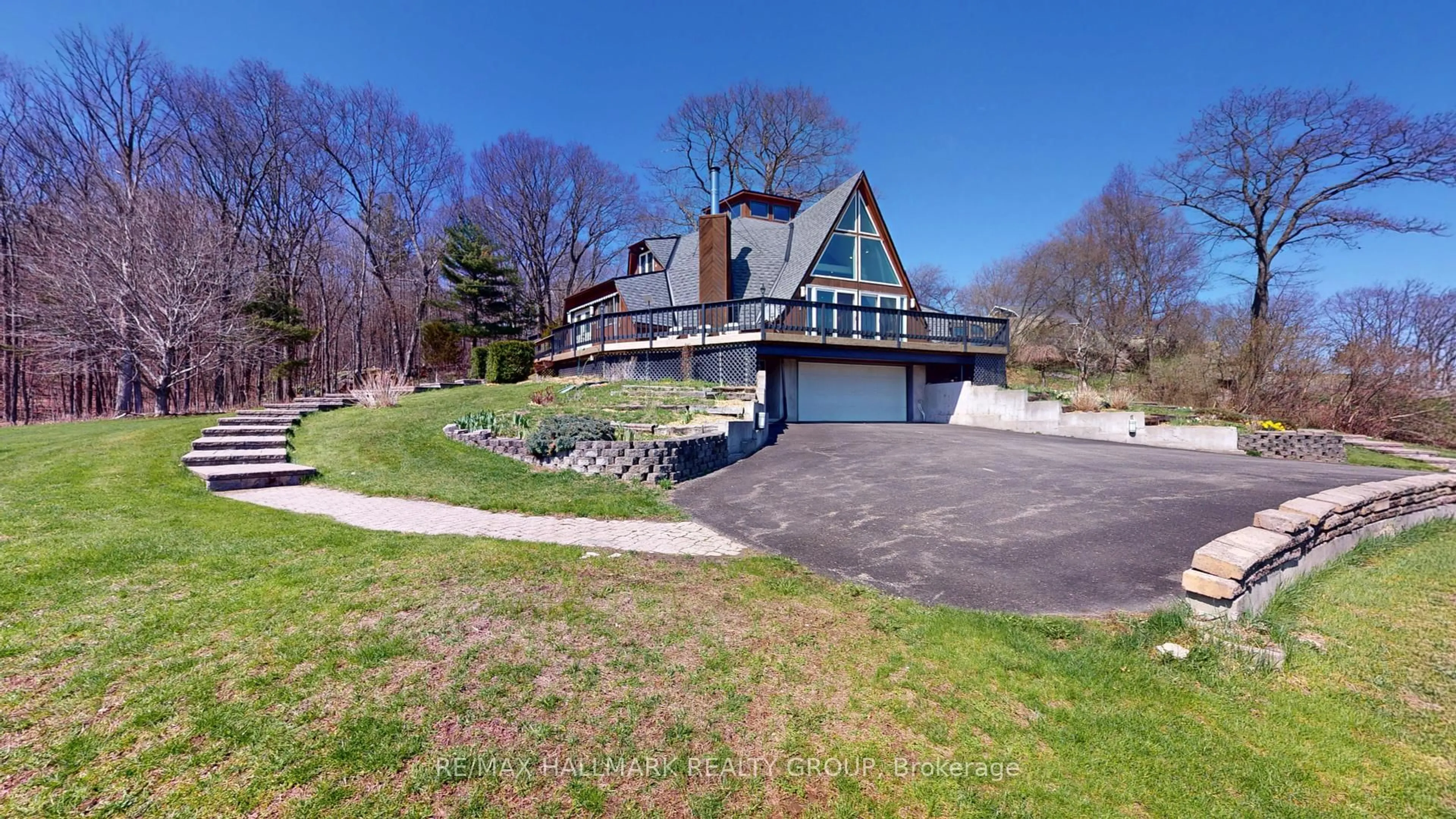 A pic from outside/outdoor area/front of a property/back of a property/a pic from drone, water/lake/river/ocean view for 1076 1000 Islands Pkwy, Front of Yonge Ontario K0E 1R0