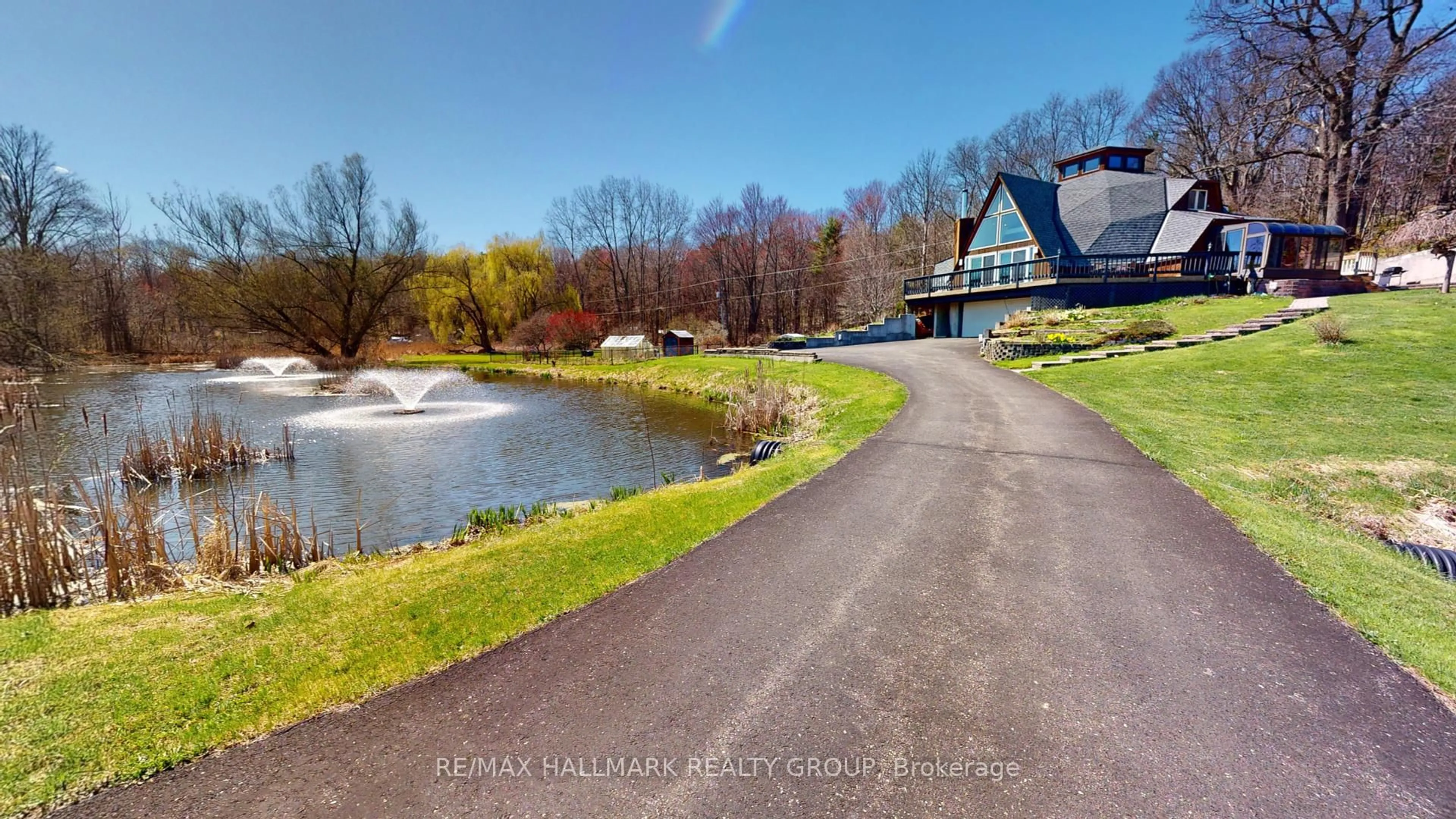 A pic from outside/outdoor area/front of a property/back of a property/a pic from drone, water/lake/river/ocean view for 1076 1000 Islands Pkwy, Front of Yonge Ontario K0E 1R0