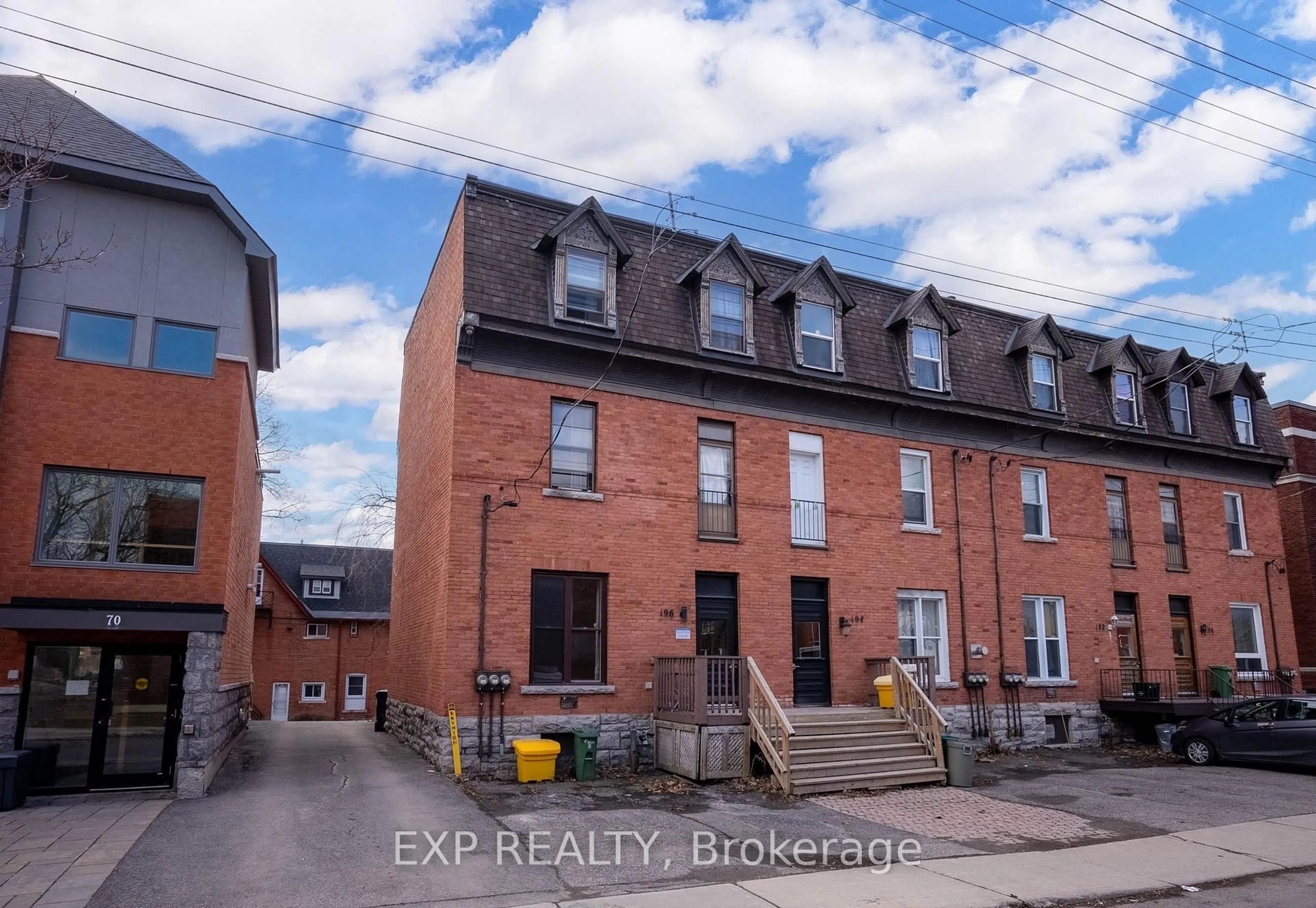 A pic from outside/outdoor area/front of a property/back of a property/a pic from drone, street for 196 OSGOODE St, Ottawa Ontario K1N 6S8