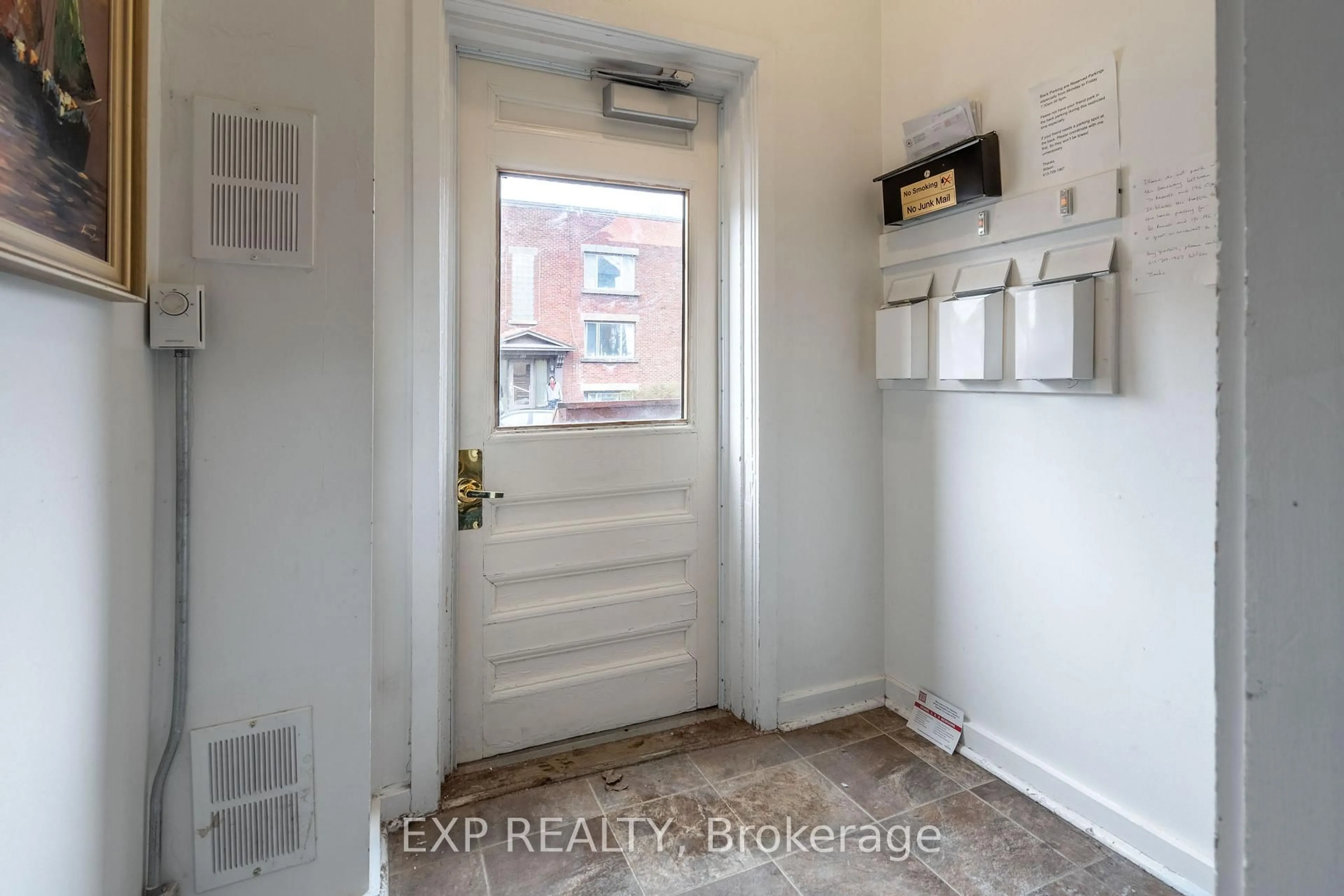Indoor entryway for 196 OSGOODE St, Ottawa Ontario K1N 6S8
