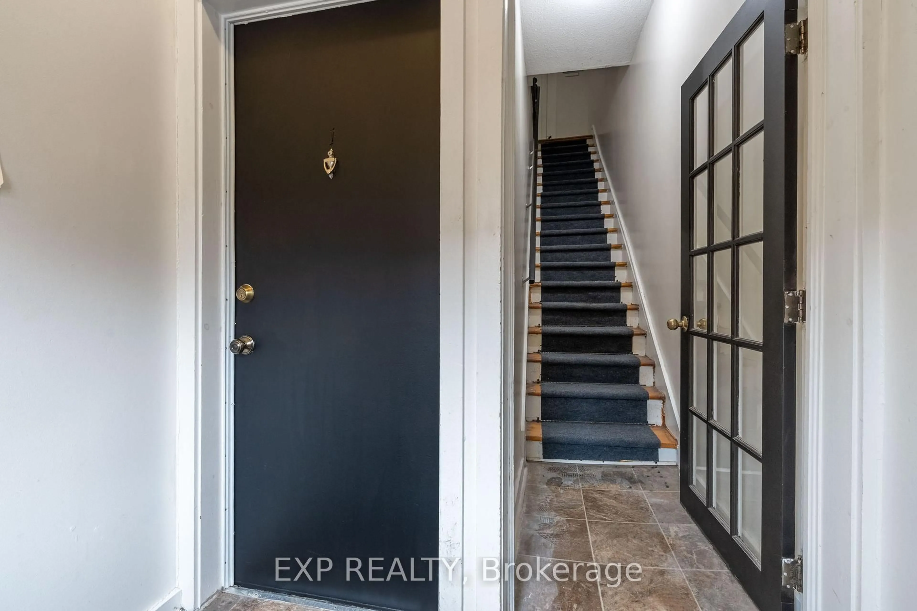 Indoor entryway for 196 OSGOODE St, Ottawa Ontario K1N 6S8