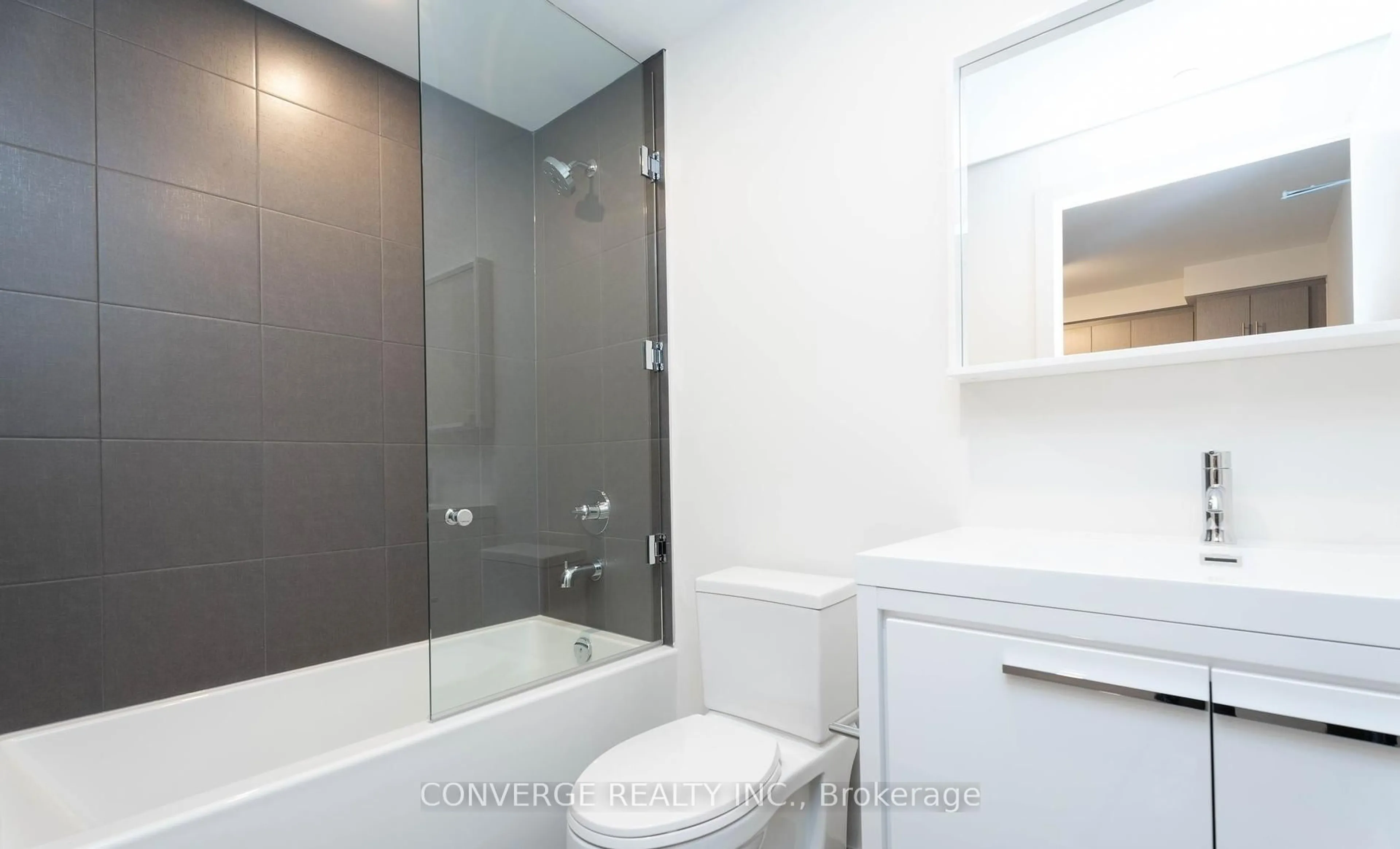 Standard bathroom, ceramic/tile floor for 212 King William St #908, Hamilton Ontario L8R 0A7