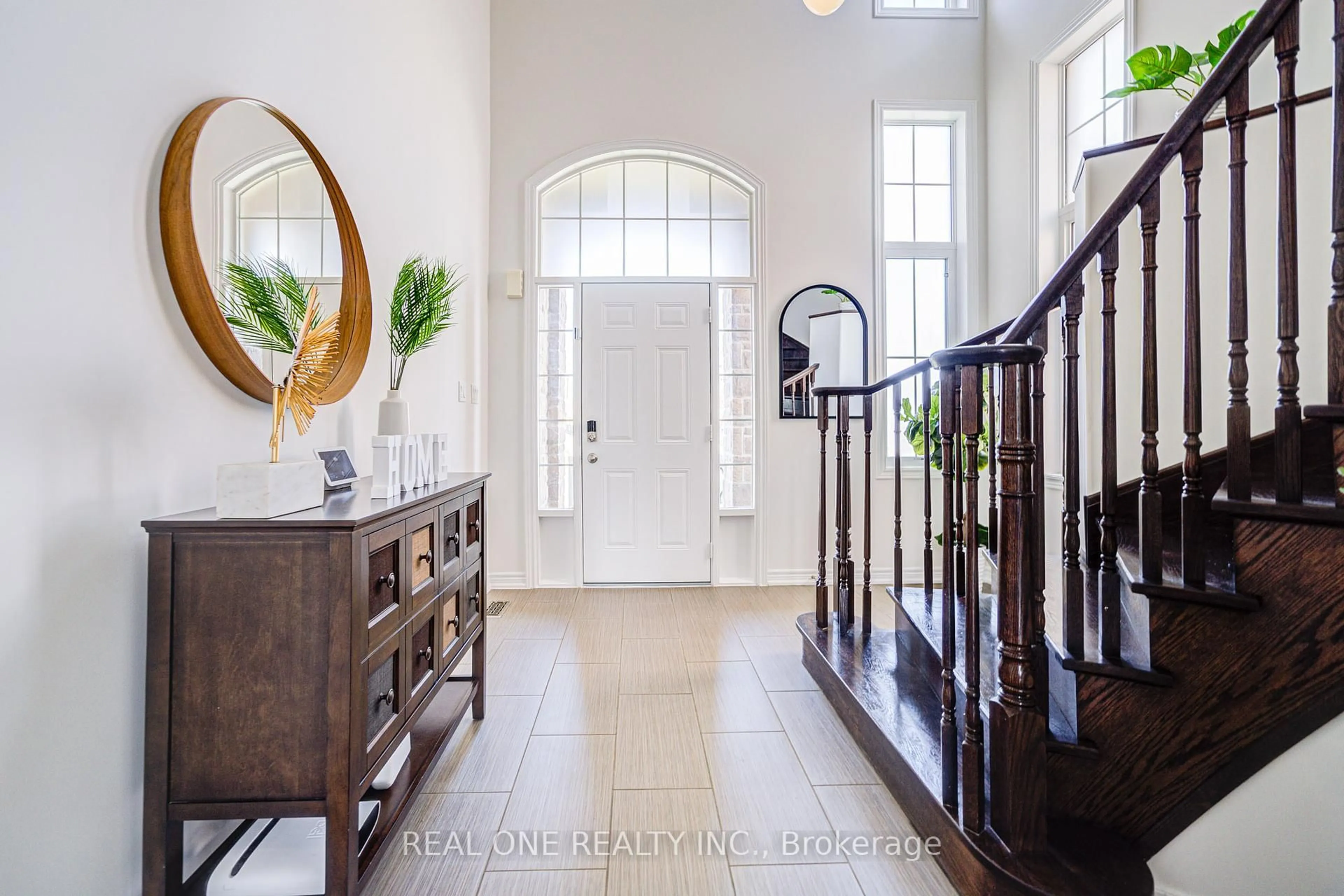 Indoor entryway for 248 Raymond Rd, Hamilton Ontario L9K 0H8