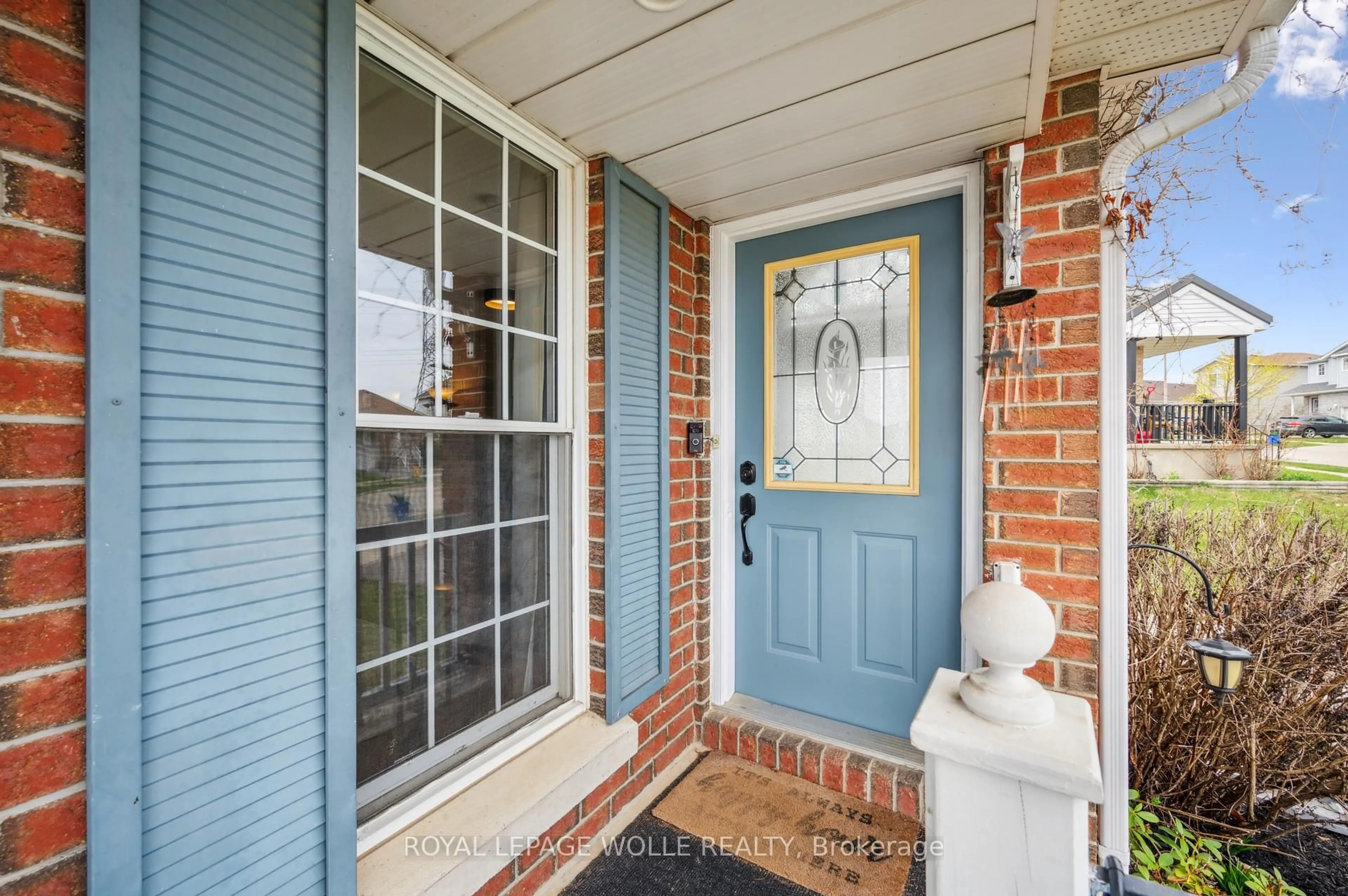 Indoor entryway for 45 Milfoil Cres, Kitchener Ontario N2E 3L2