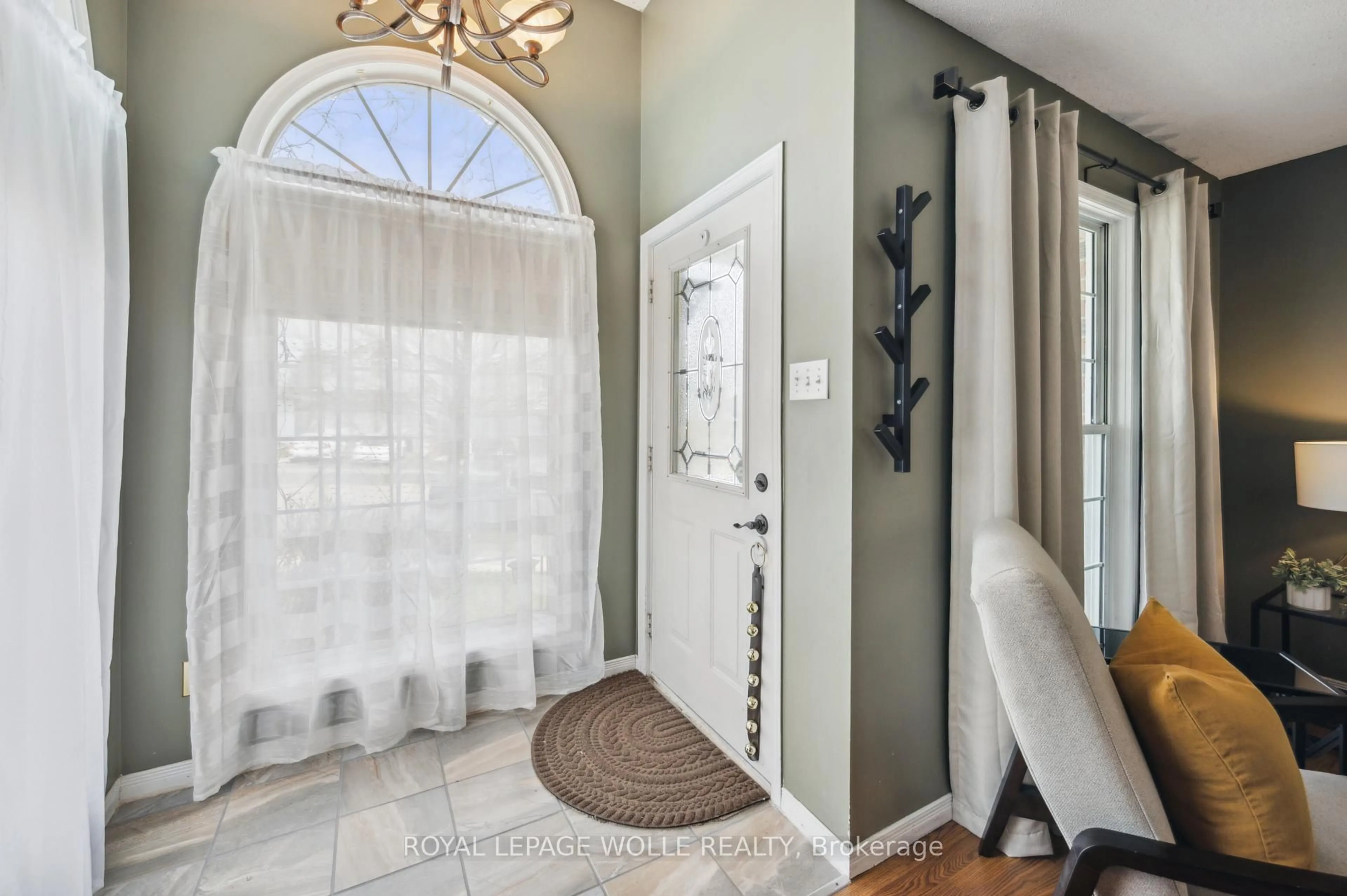 Indoor entryway for 45 Milfoil Cres, Kitchener Ontario N2E 3L2