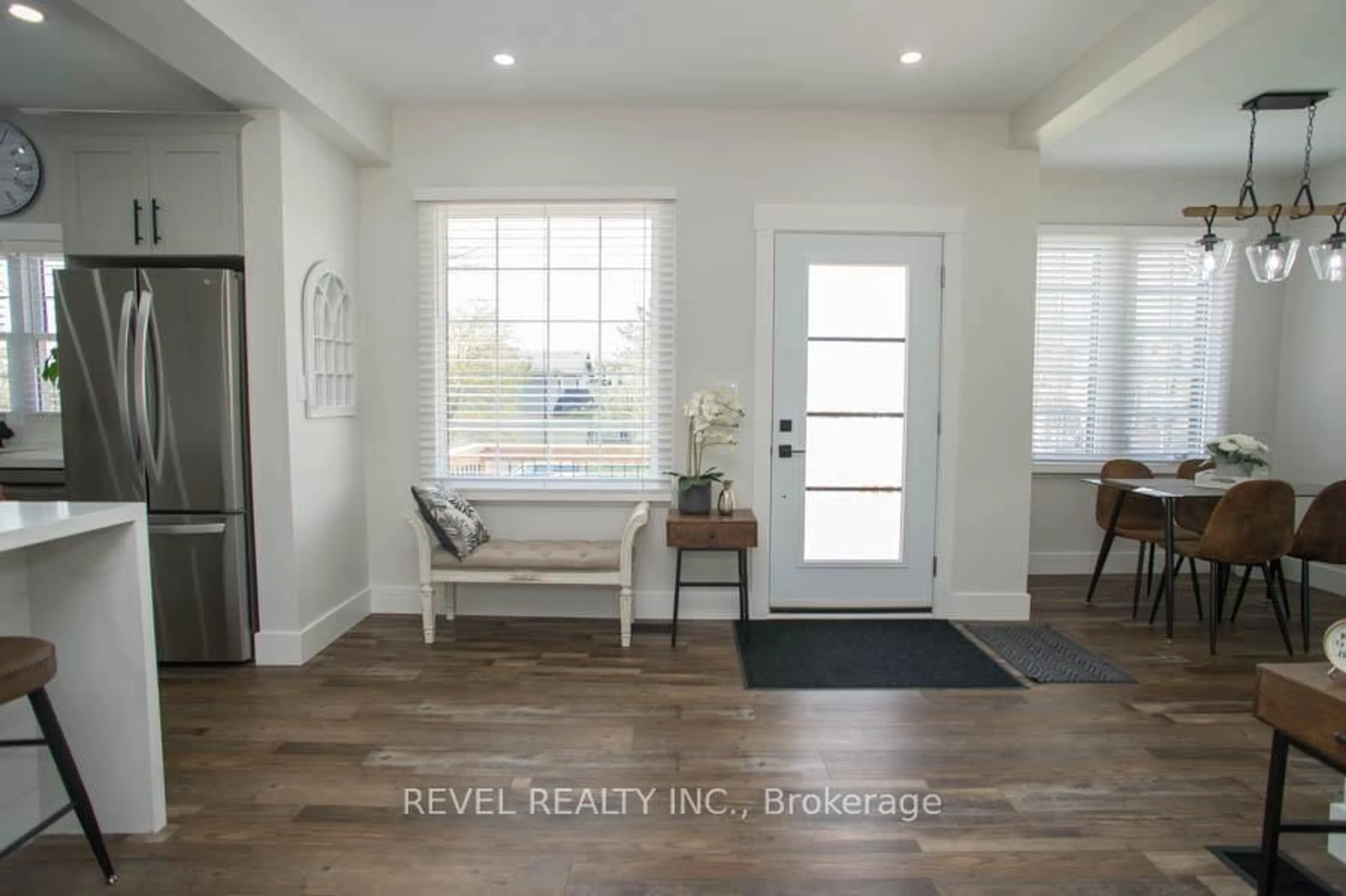 Indoor entryway for 245 Charing Cross St, Brantford Ontario N3R 2J7