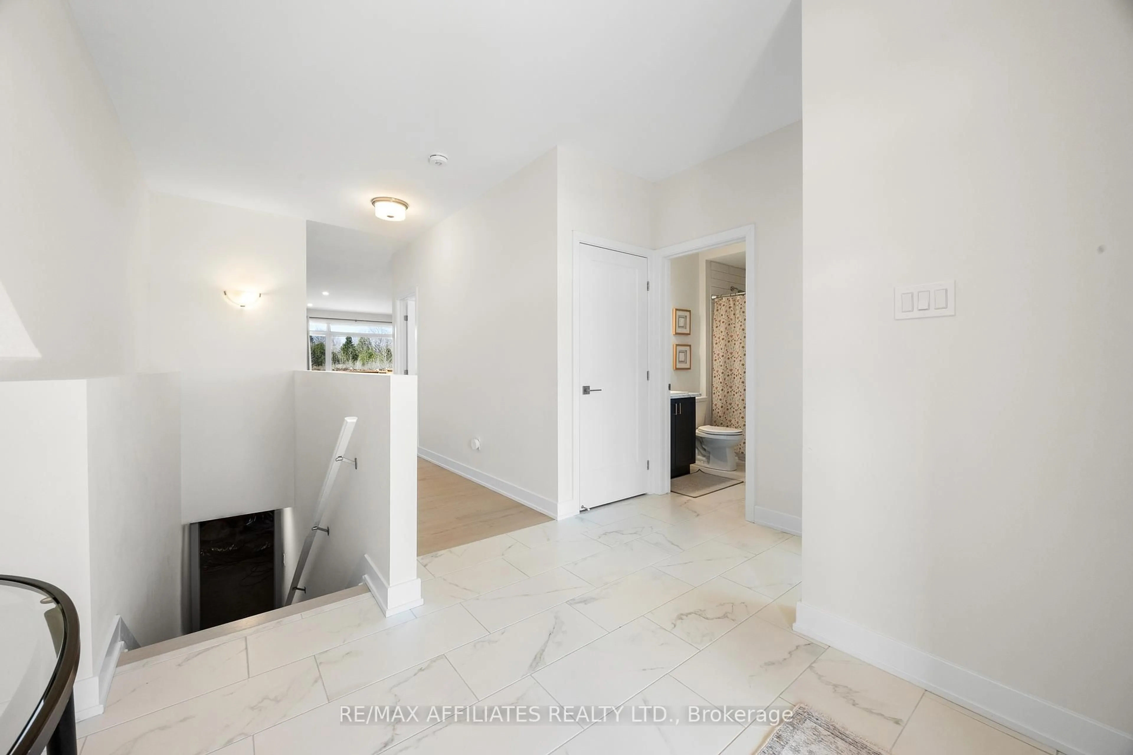 Indoor entryway for 282 Wood Ave, Smiths Falls Ontario K7A 5H3