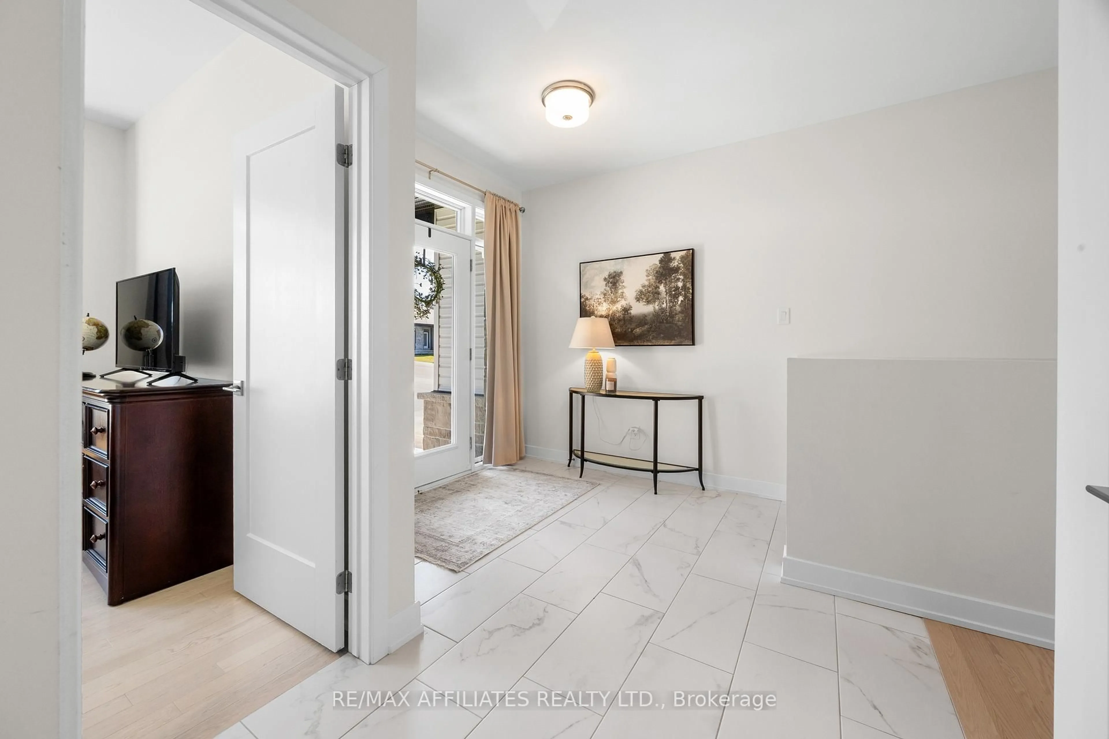 Indoor entryway for 282 Wood Ave, Smiths Falls Ontario K7A 5H3