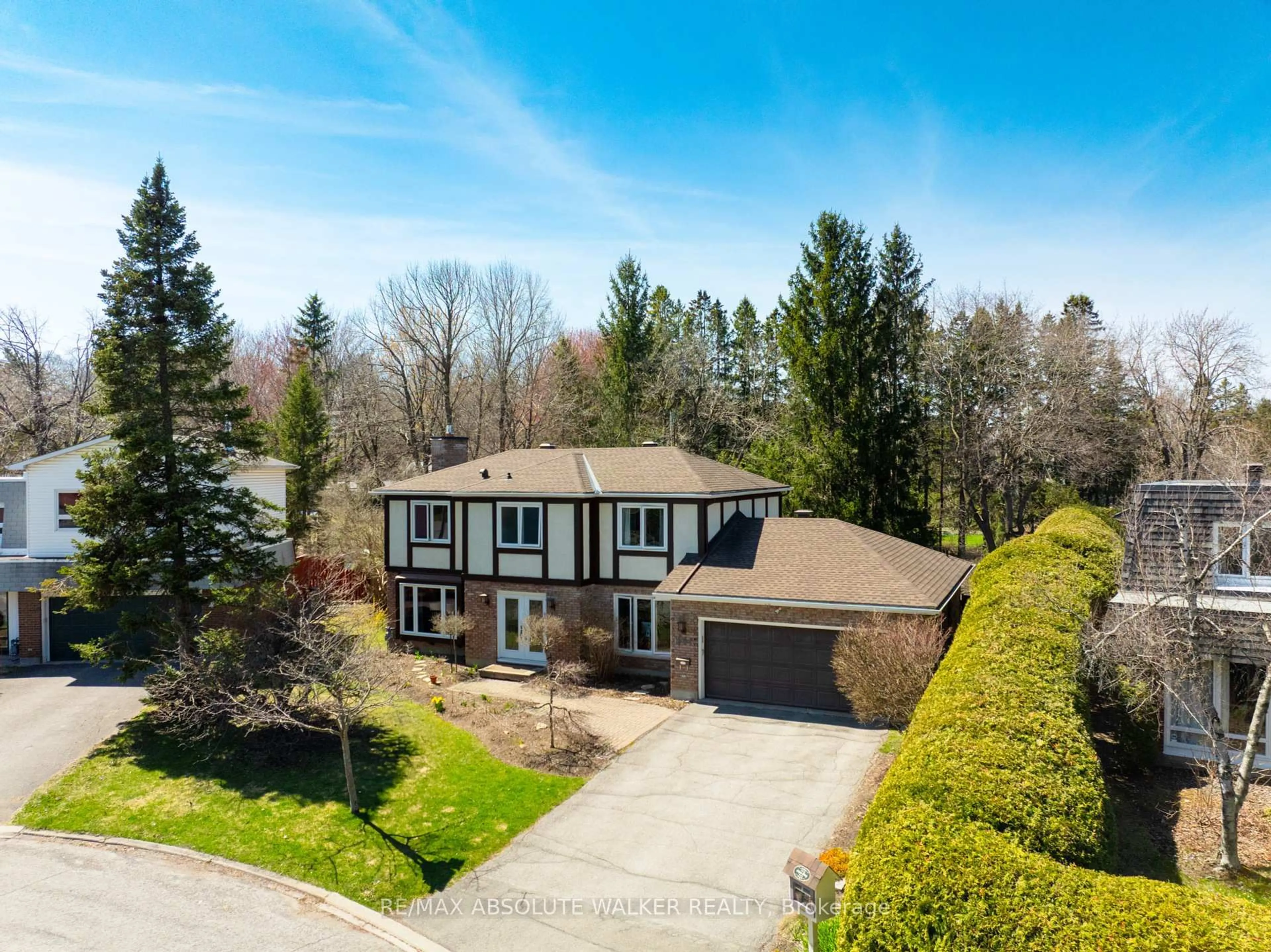 A pic from outside/outdoor area/front of a property/back of a property/a pic from drone, street for 1946 Ludgate Cres, Ottawa Ontario K1J 8L2