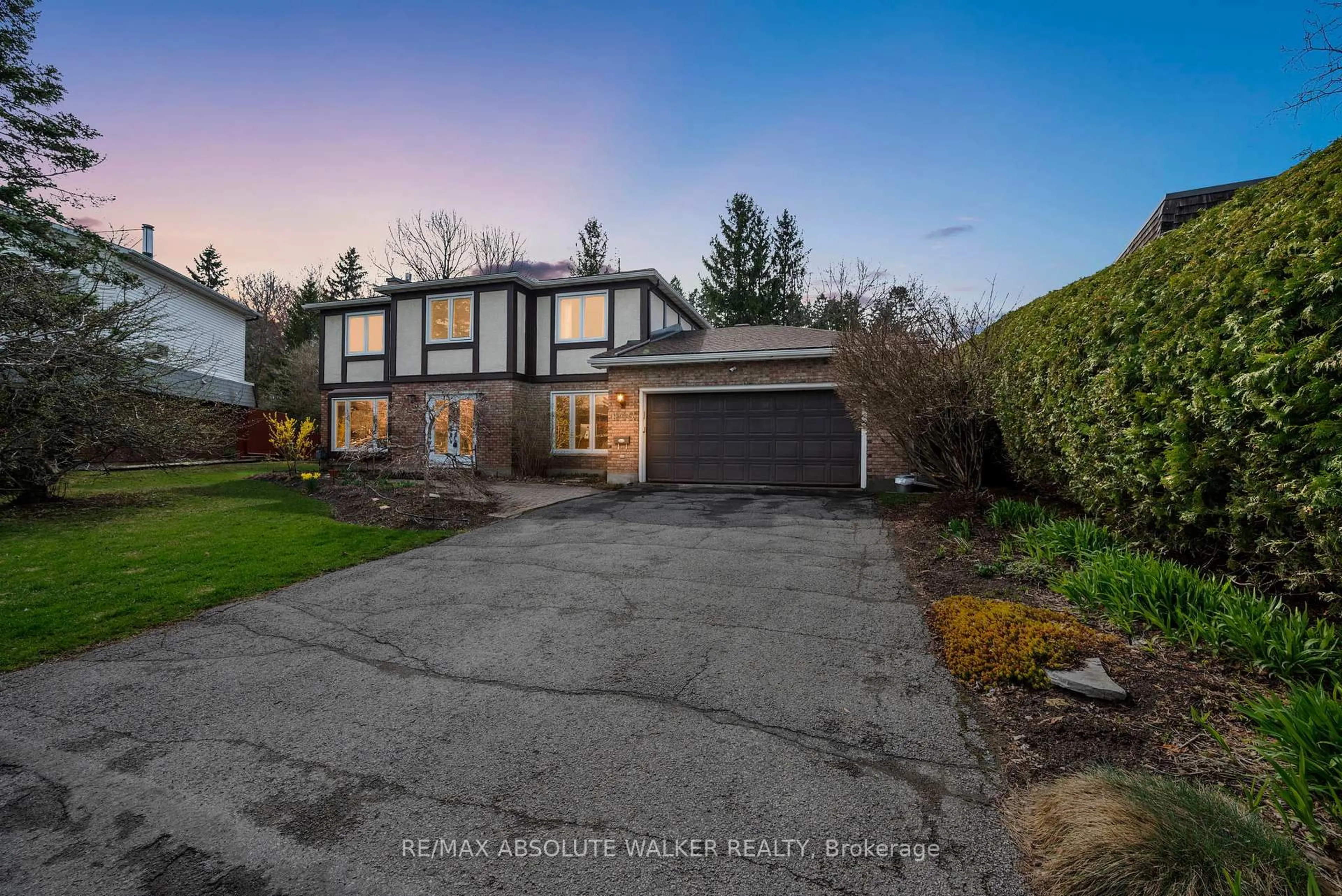 A pic from outside/outdoor area/front of a property/back of a property/a pic from drone, street for 1946 Ludgate Cres, Ottawa Ontario K1J 8L2