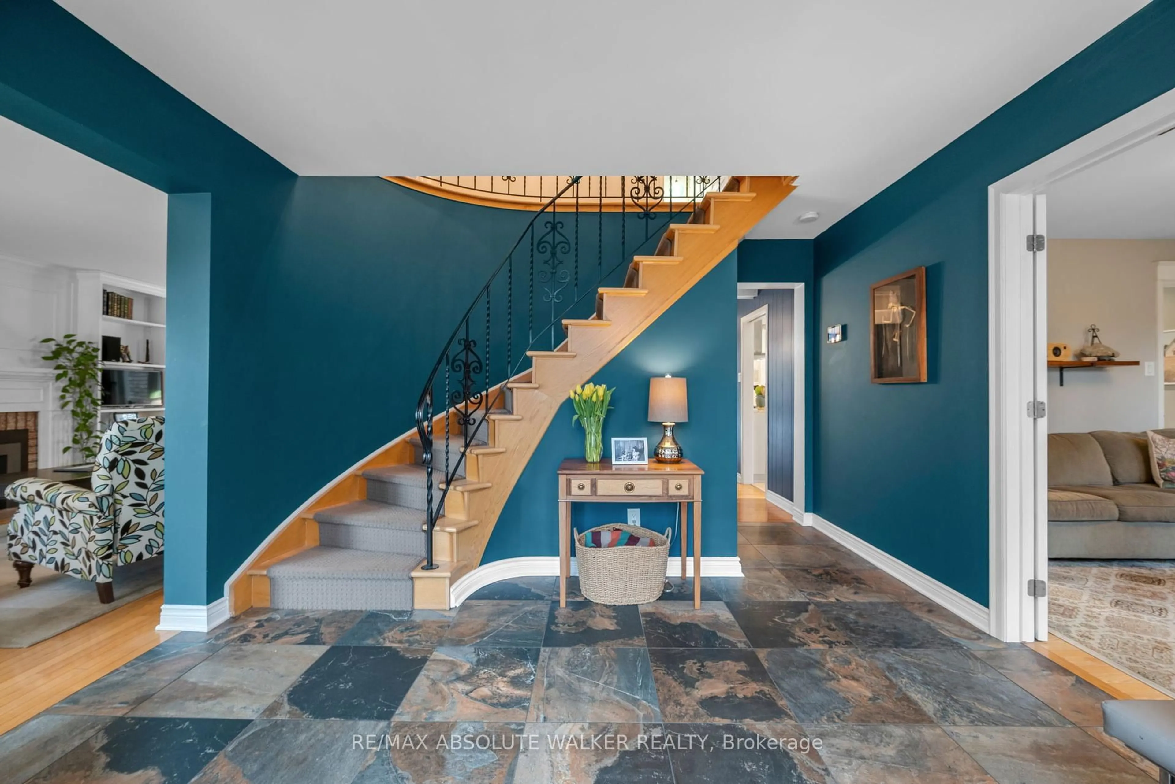Unknown for 1946 Ludgate Cres, Ottawa Ontario K1J 8L2