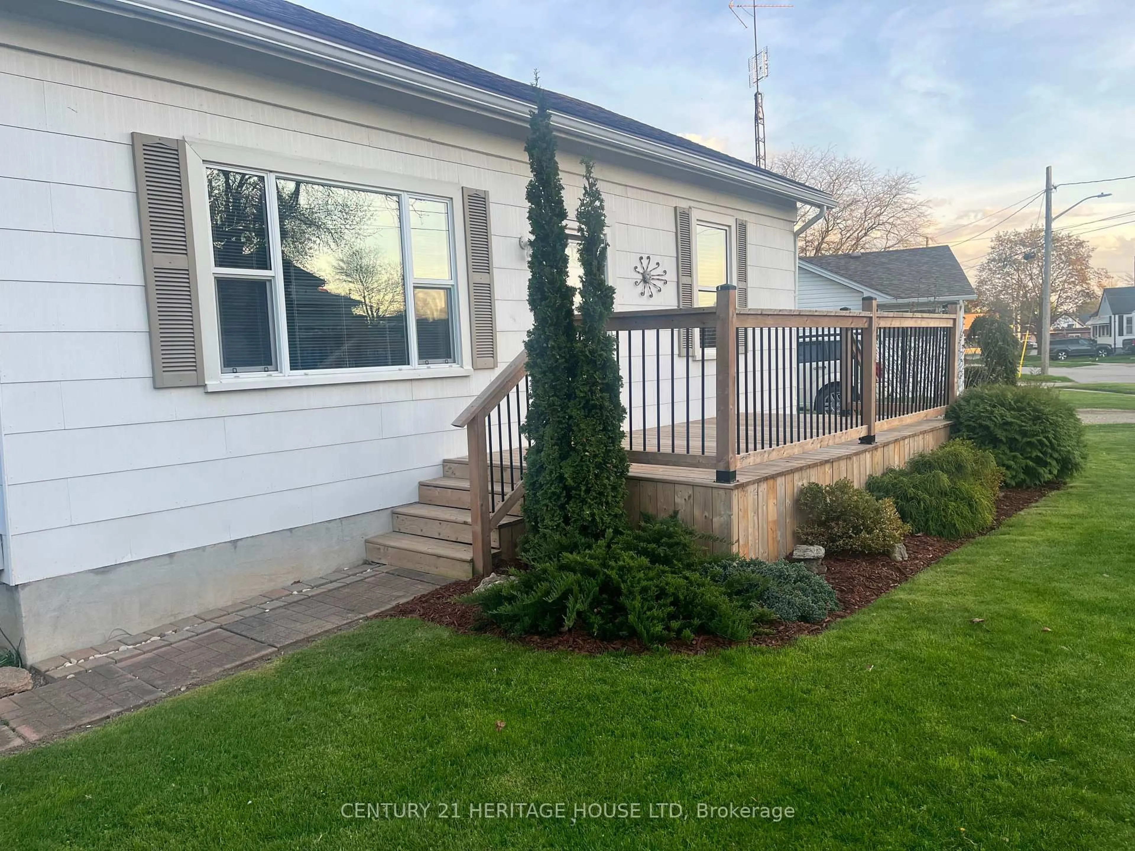 Home with vinyl exterior material, street for 18 Jane St, Chatham-Kent Ontario N0P 1A0