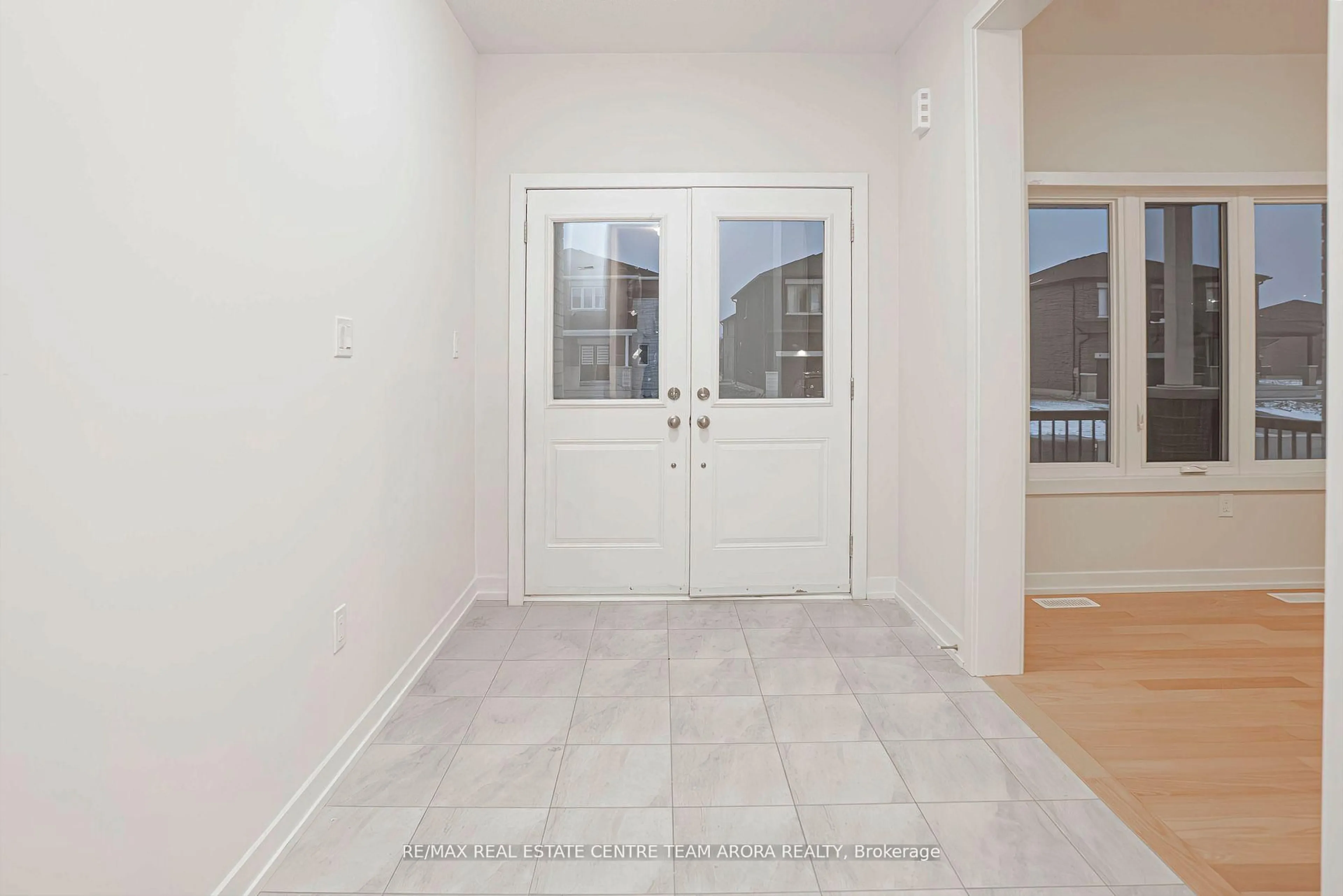 Indoor entryway for 10 Bird St, Norfolk Ontario N3Y 2X6