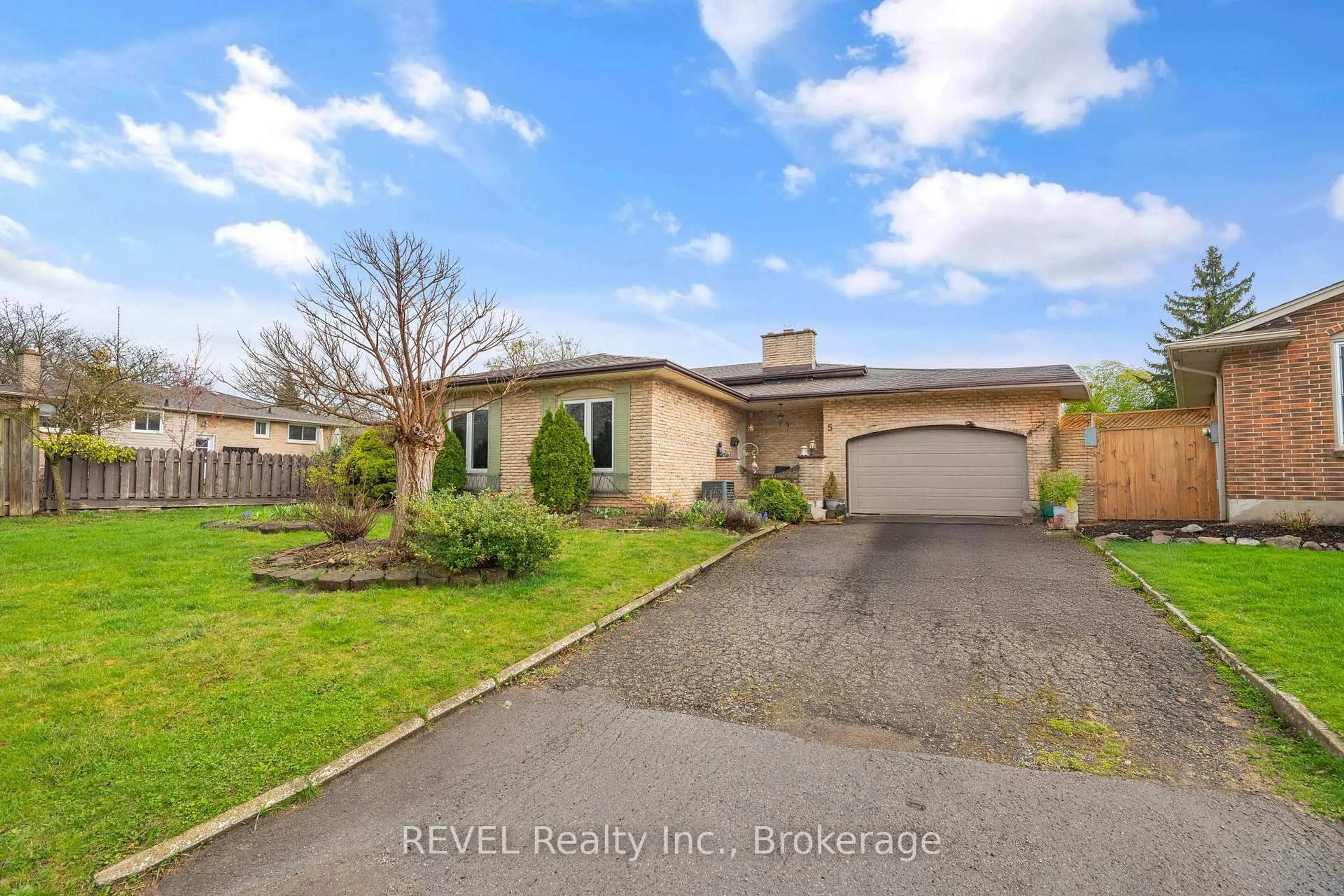A pic from outside/outdoor area/front of a property/back of a property/a pic from drone, water/lake/river/ocean view for 5 Cascade Crt, St. Catharines Ontario L2P 1T5