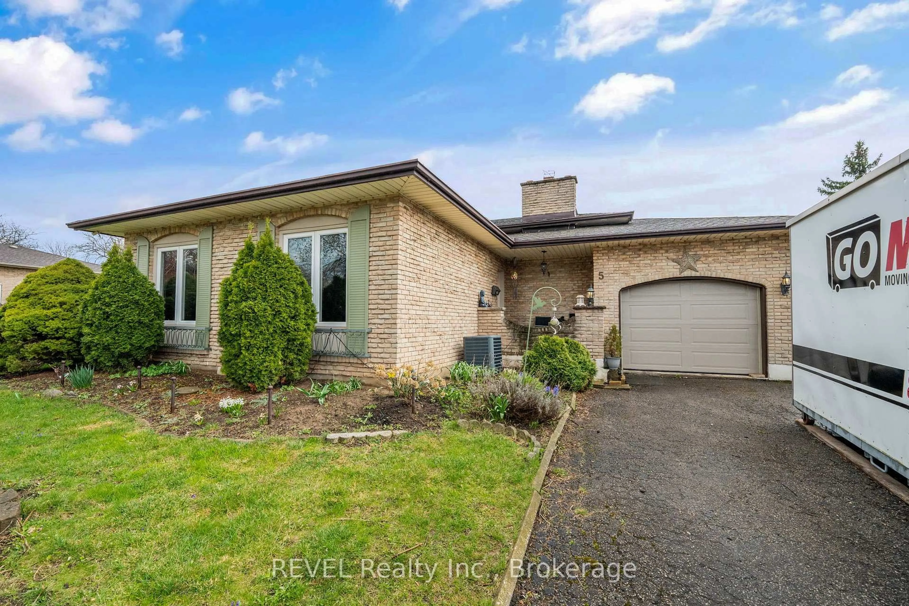 Home with brick exterior material, unknown for 5 Cascade Crt, St. Catharines Ontario L2P 1T5