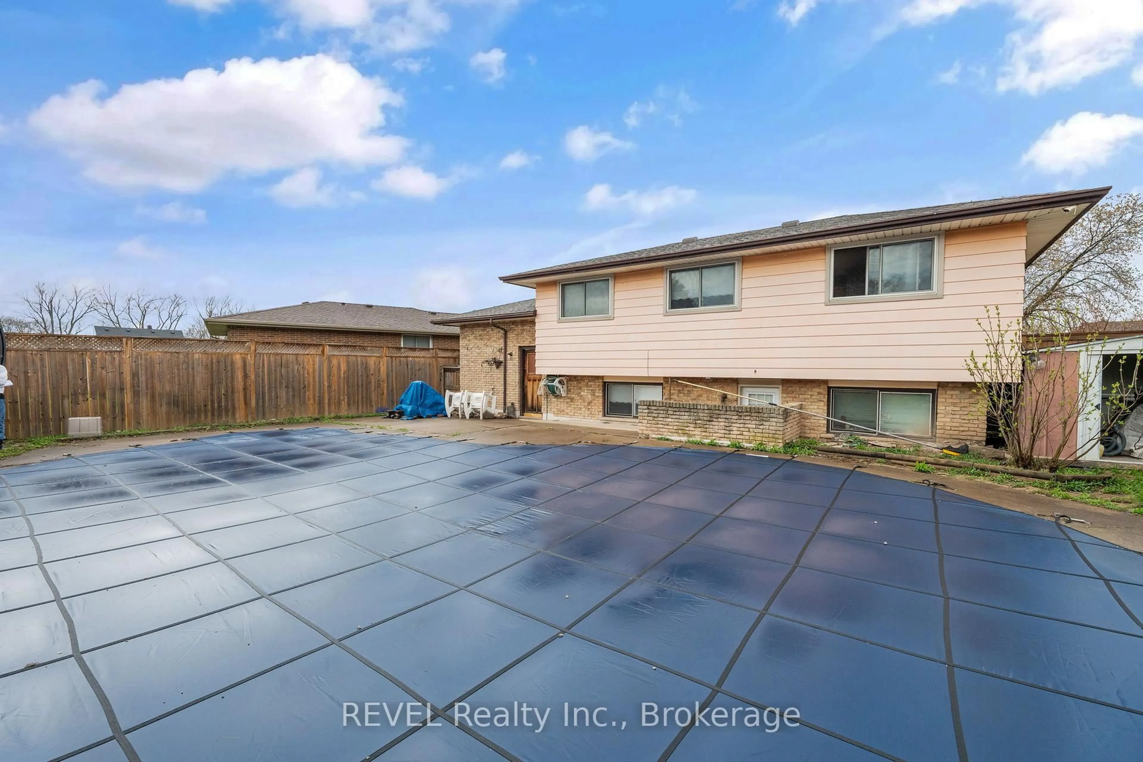 A pic from outside/outdoor area/front of a property/back of a property/a pic from drone, water/lake/river/ocean view for 5 Cascade Crt, St. Catharines Ontario L2P 1T5