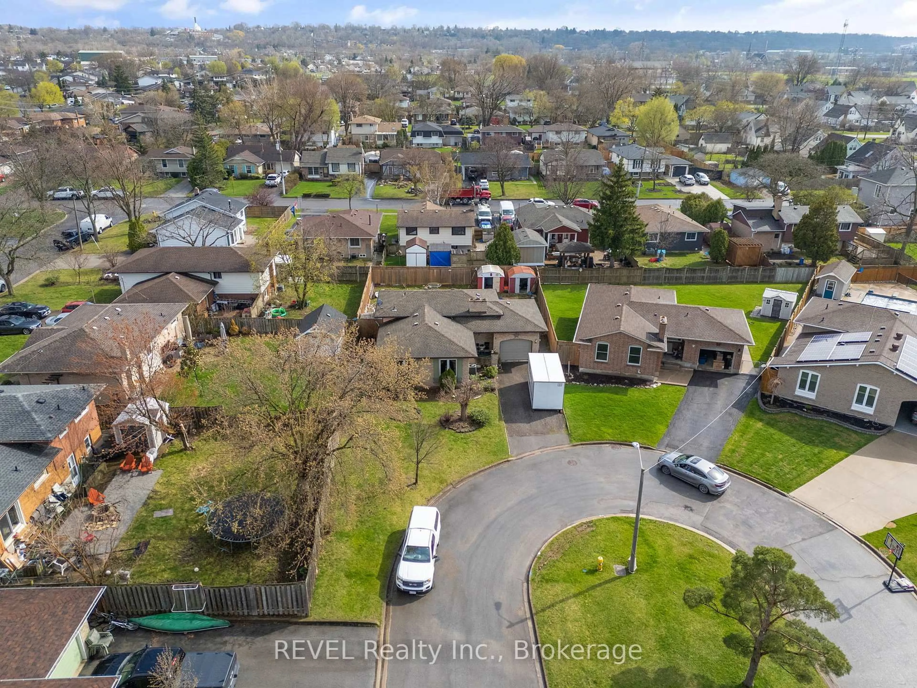 A pic from outside/outdoor area/front of a property/back of a property/a pic from drone, street for 5 Cascade Crt, St. Catharines Ontario L2P 1T5
