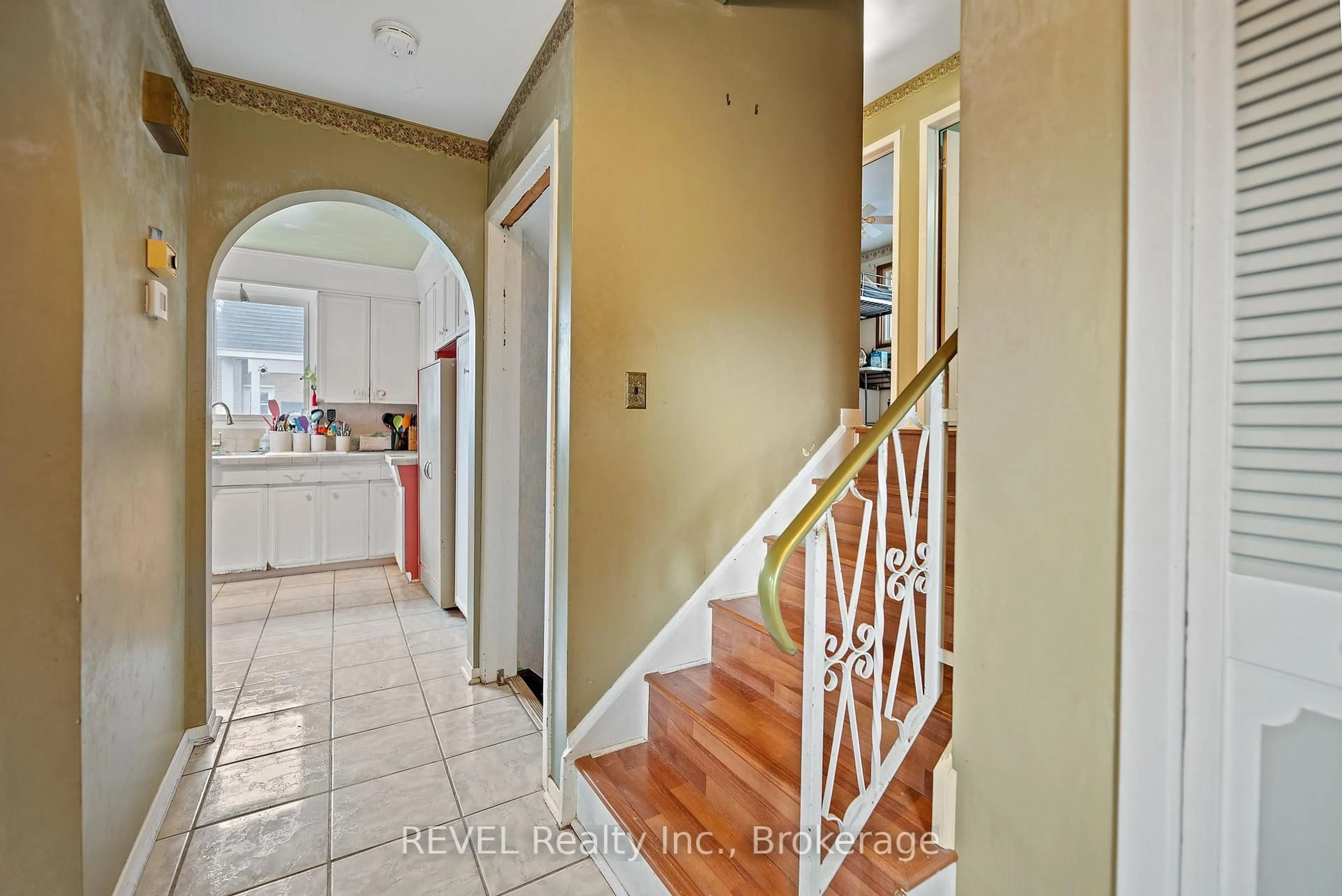 Indoor entryway for 5 Cascade Crt, St. Catharines Ontario L2P 1T5