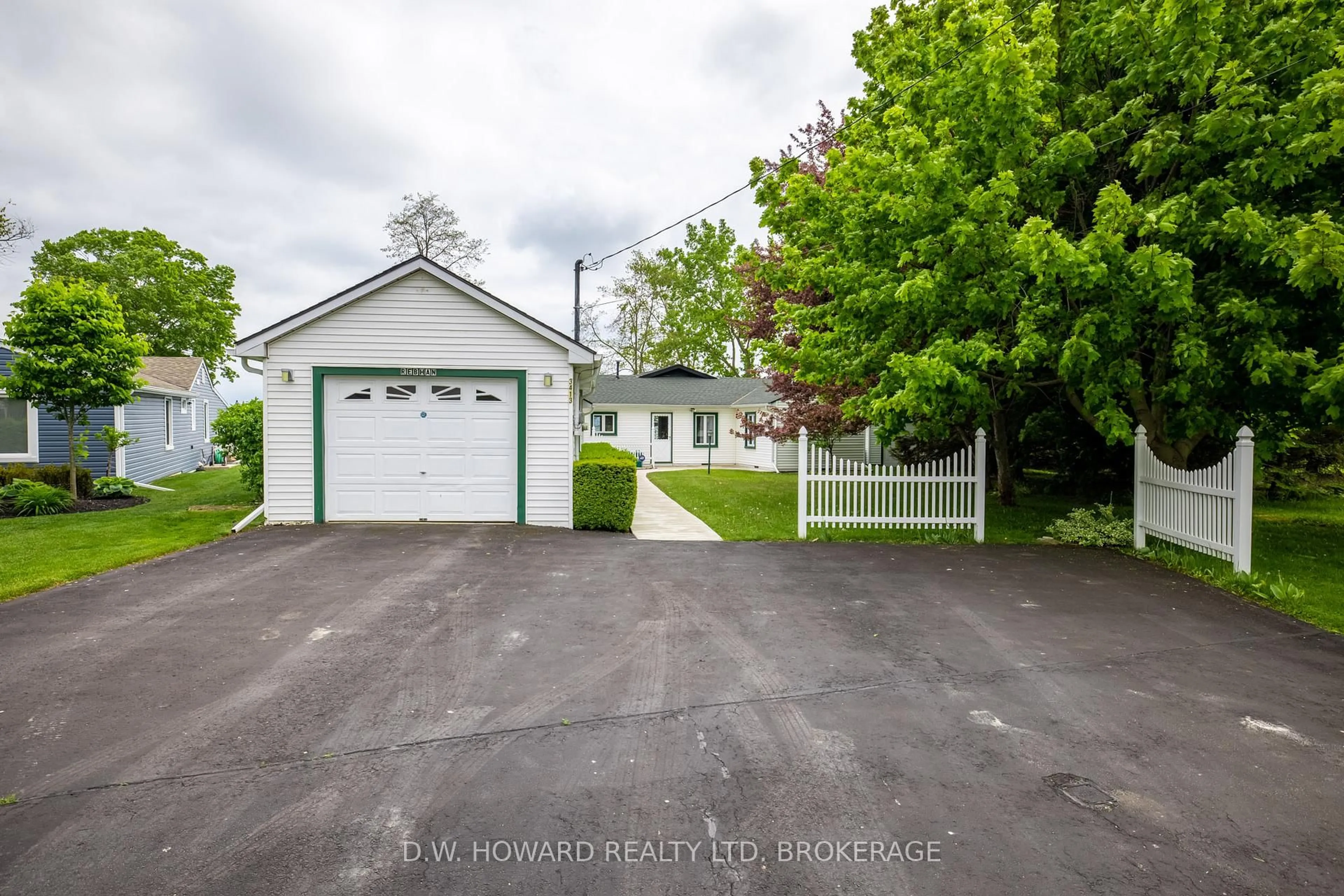 A pic from outside/outdoor area/front of a property/back of a property/a pic from drone, street for 3413 North Shore Dr, Fort Erie Ontario L0S 1N0