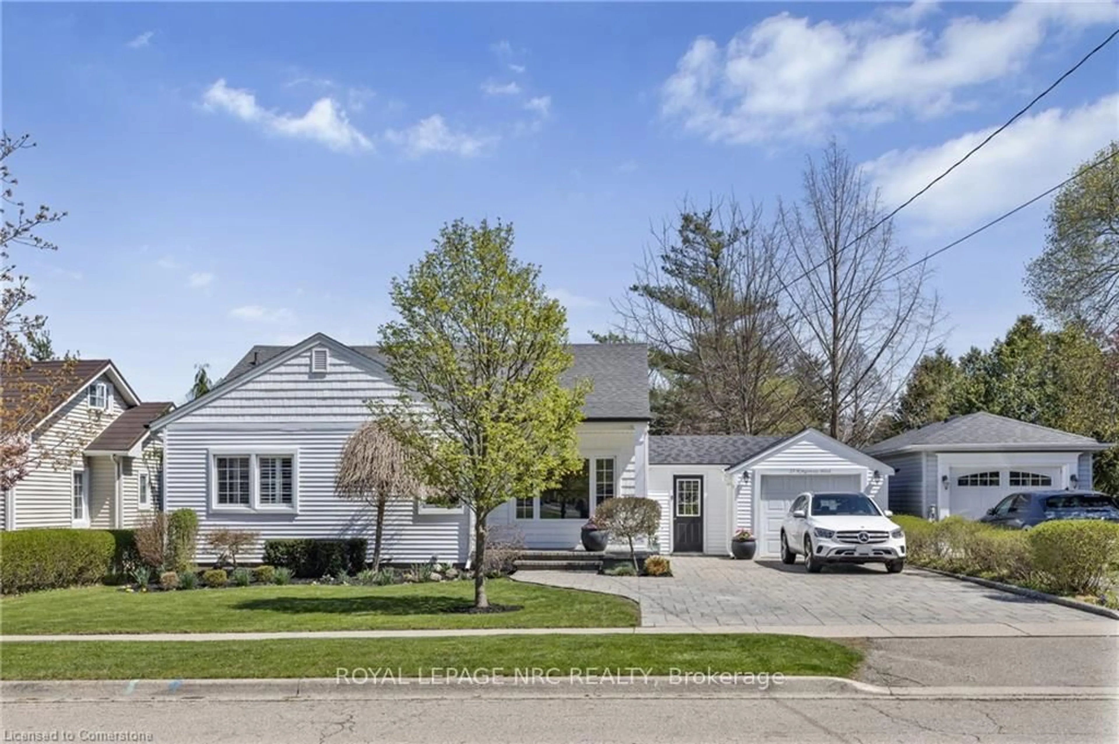 Home with vinyl exterior material, street for 25 Kingsway Blvd, Grimsby Ontario L3M 3E4