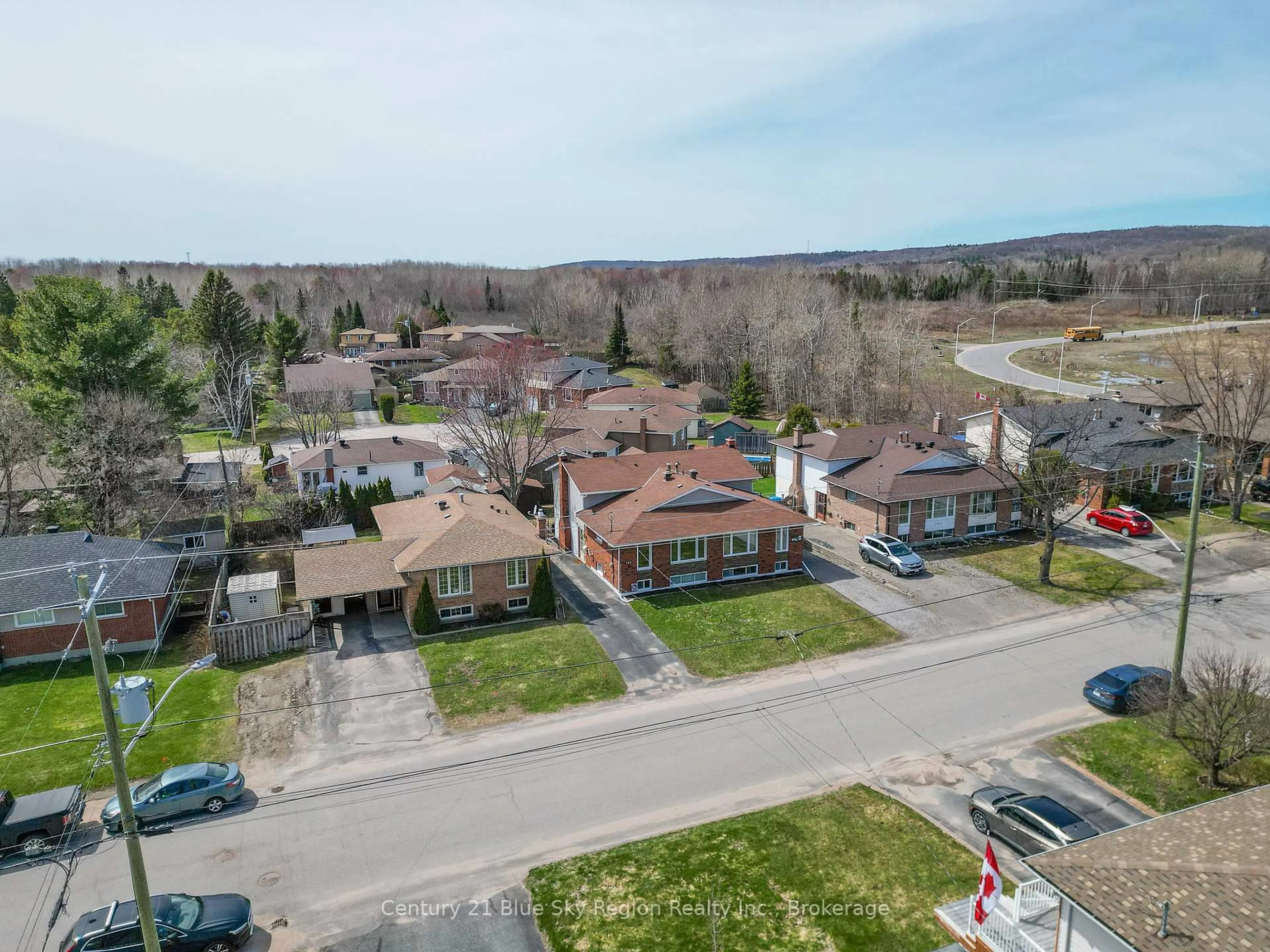 A pic from outside/outdoor area/front of a property/back of a property/a pic from drone, street for 793 Mckay Ave, North Bay Ontario P1B 7W2