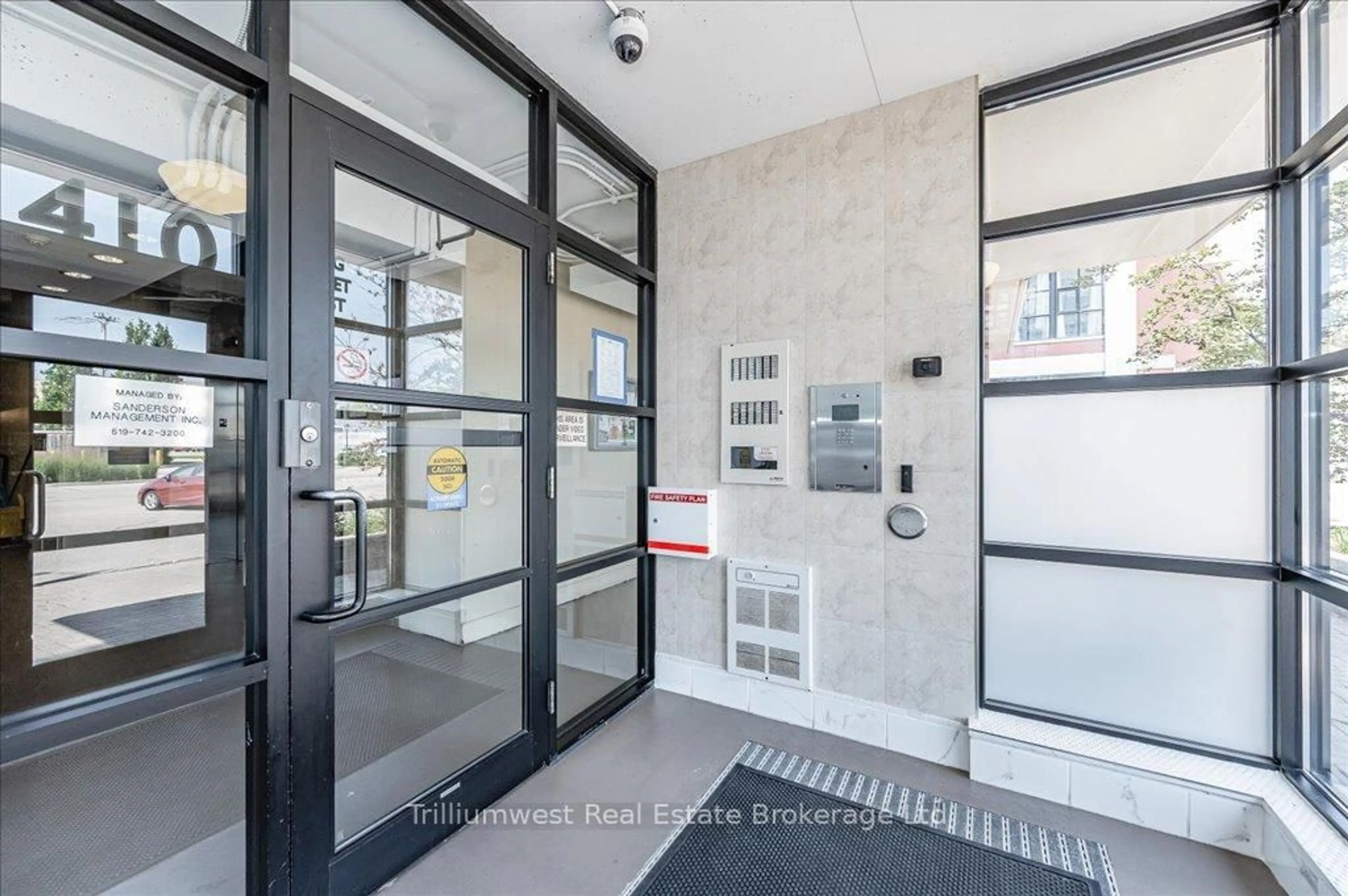 Indoor foyer for 410 King St #222, Kitchener Ontario N2G 1C3