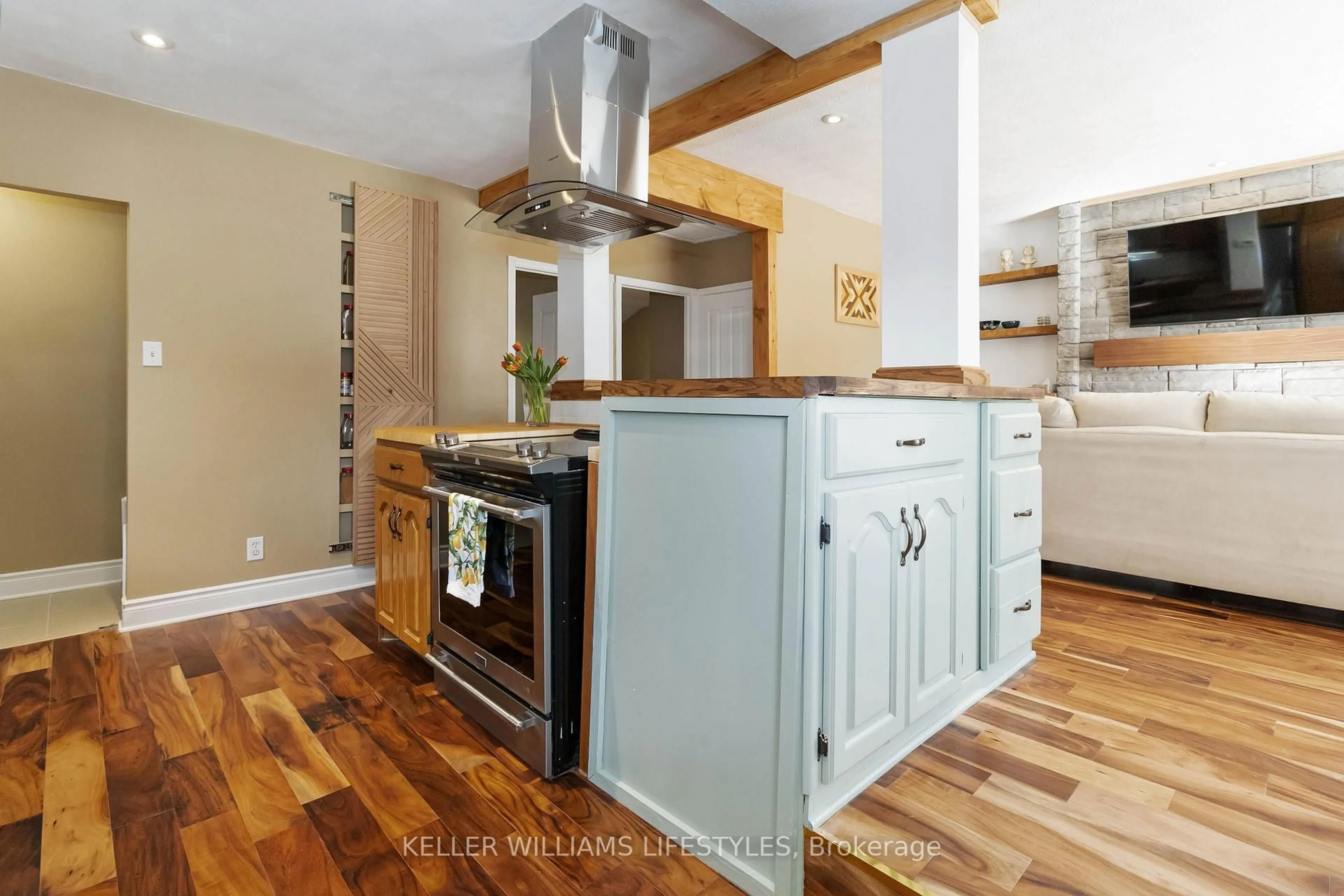 Open concept kitchen, wood/laminate floor for 226 Mill St, Woodstock Ontario N4S 2X1