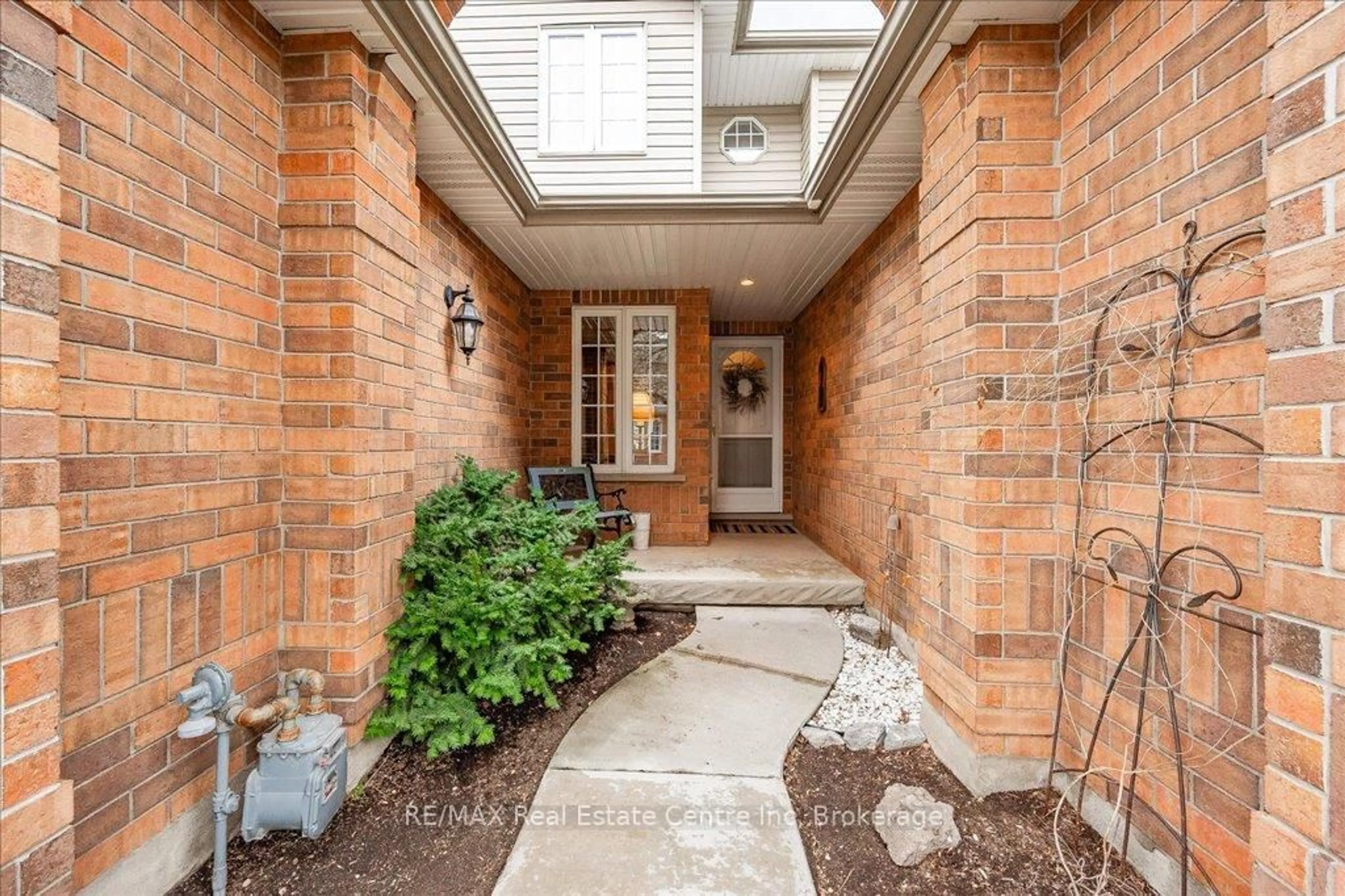 Indoor entryway for 784 Gordon St #20, Guelph Ontario N1G 5C8