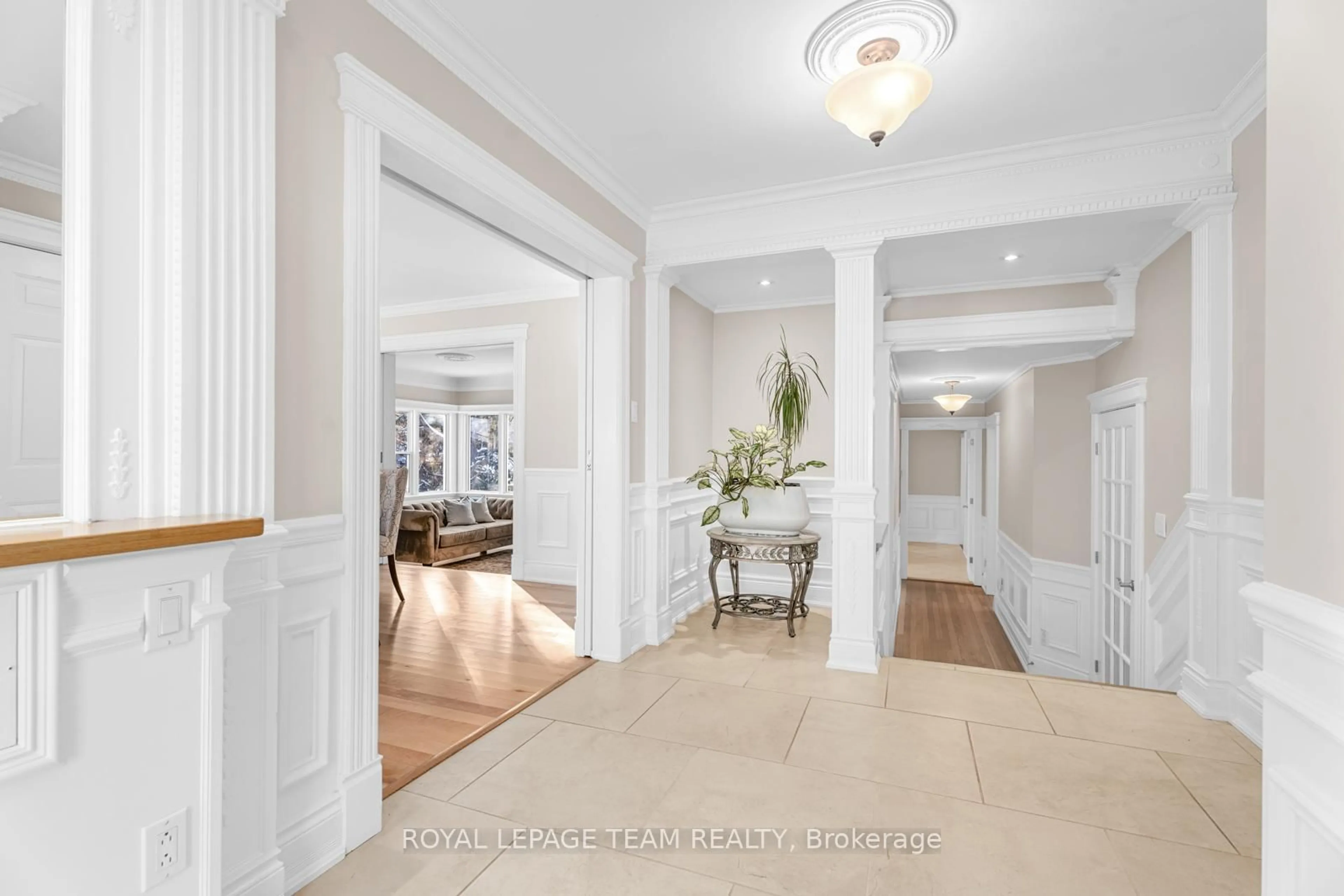 Indoor foyer for 235 Hemlock Rd, Ottawa Ontario K1M 1K4