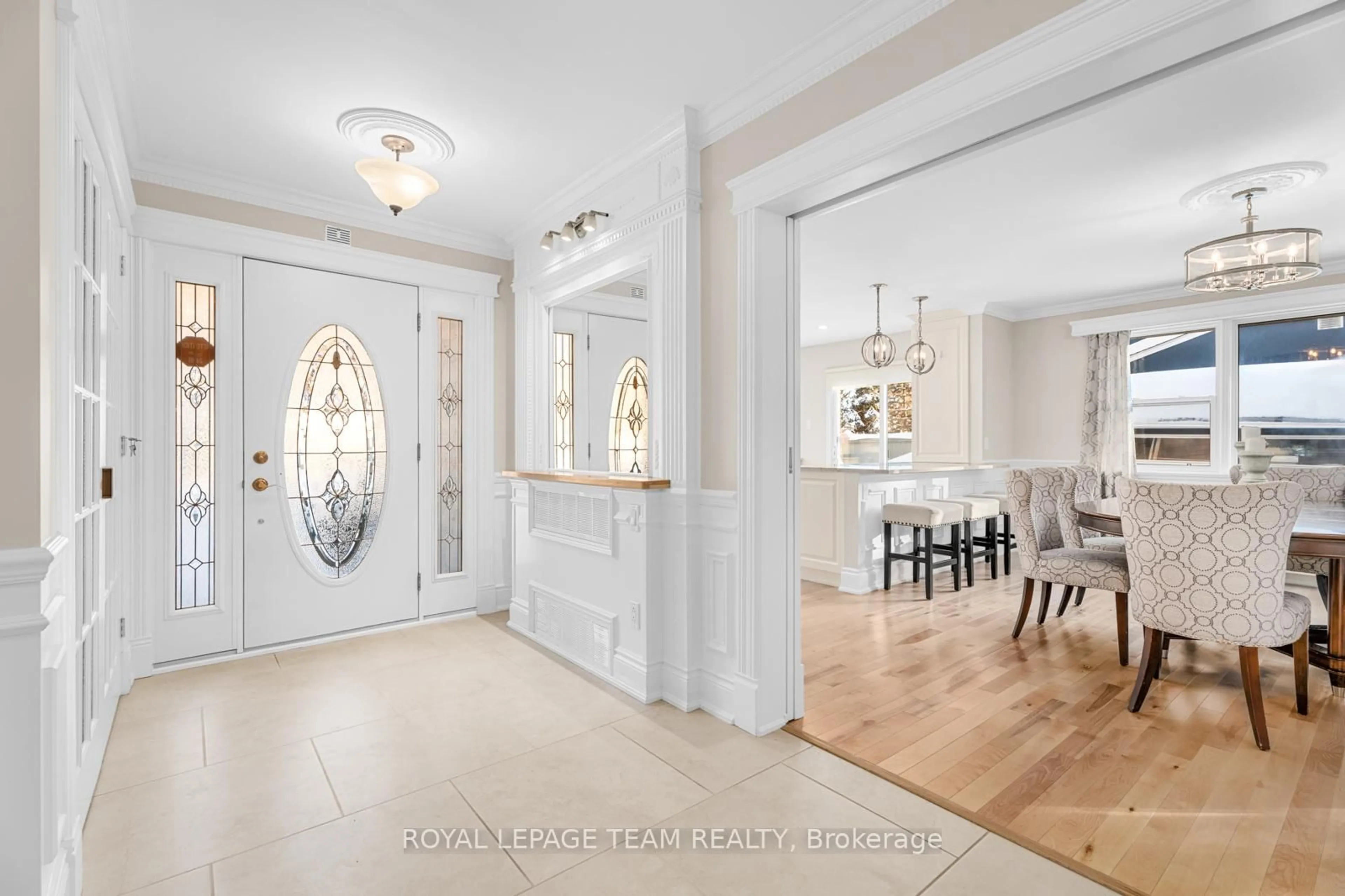 Indoor entryway for 235 Hemlock Rd, Ottawa Ontario K1M 1K4
