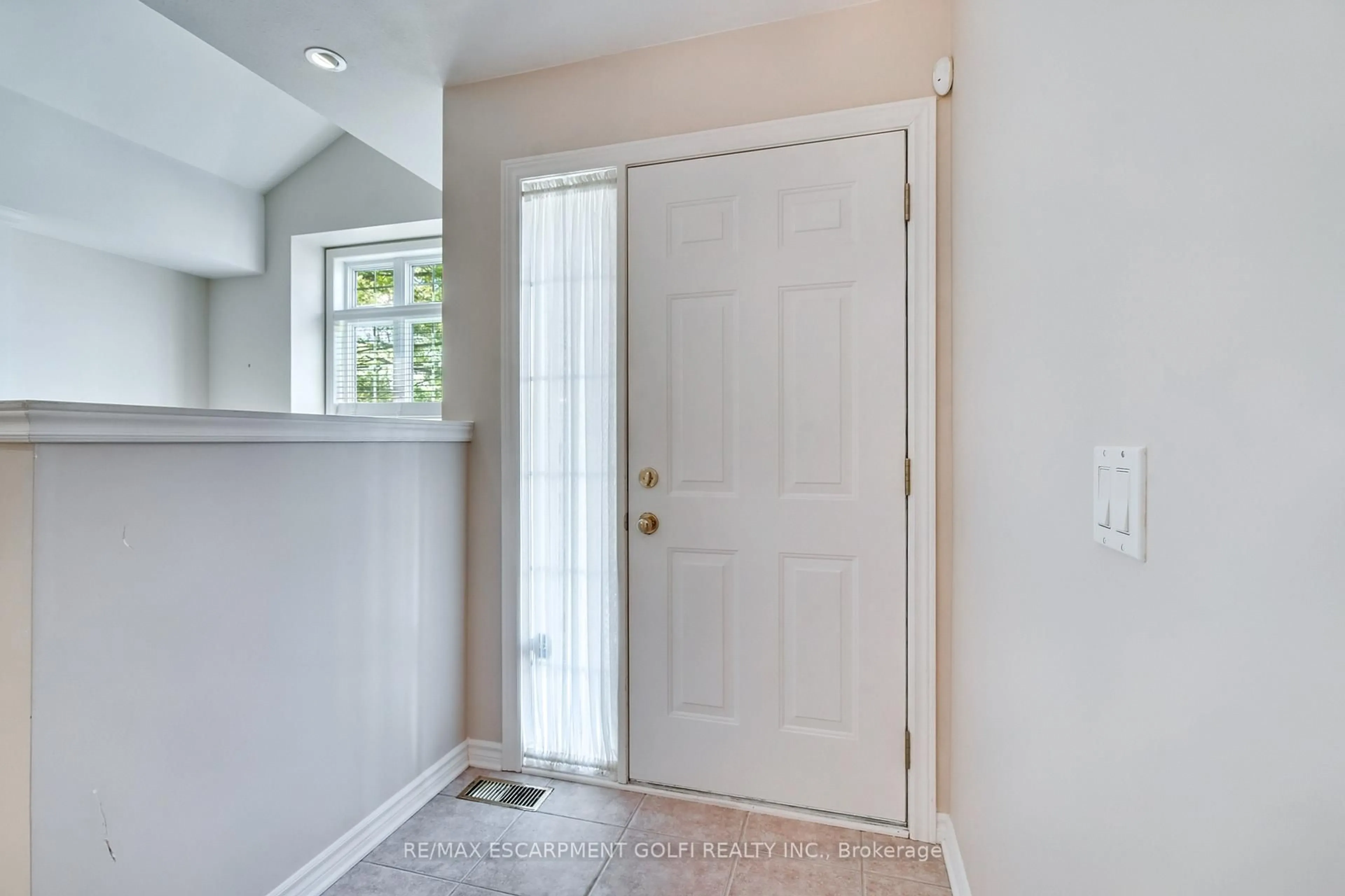Indoor entryway for 3241 Montrose Rd #4, Niagara Falls Ontario L2H 3L3