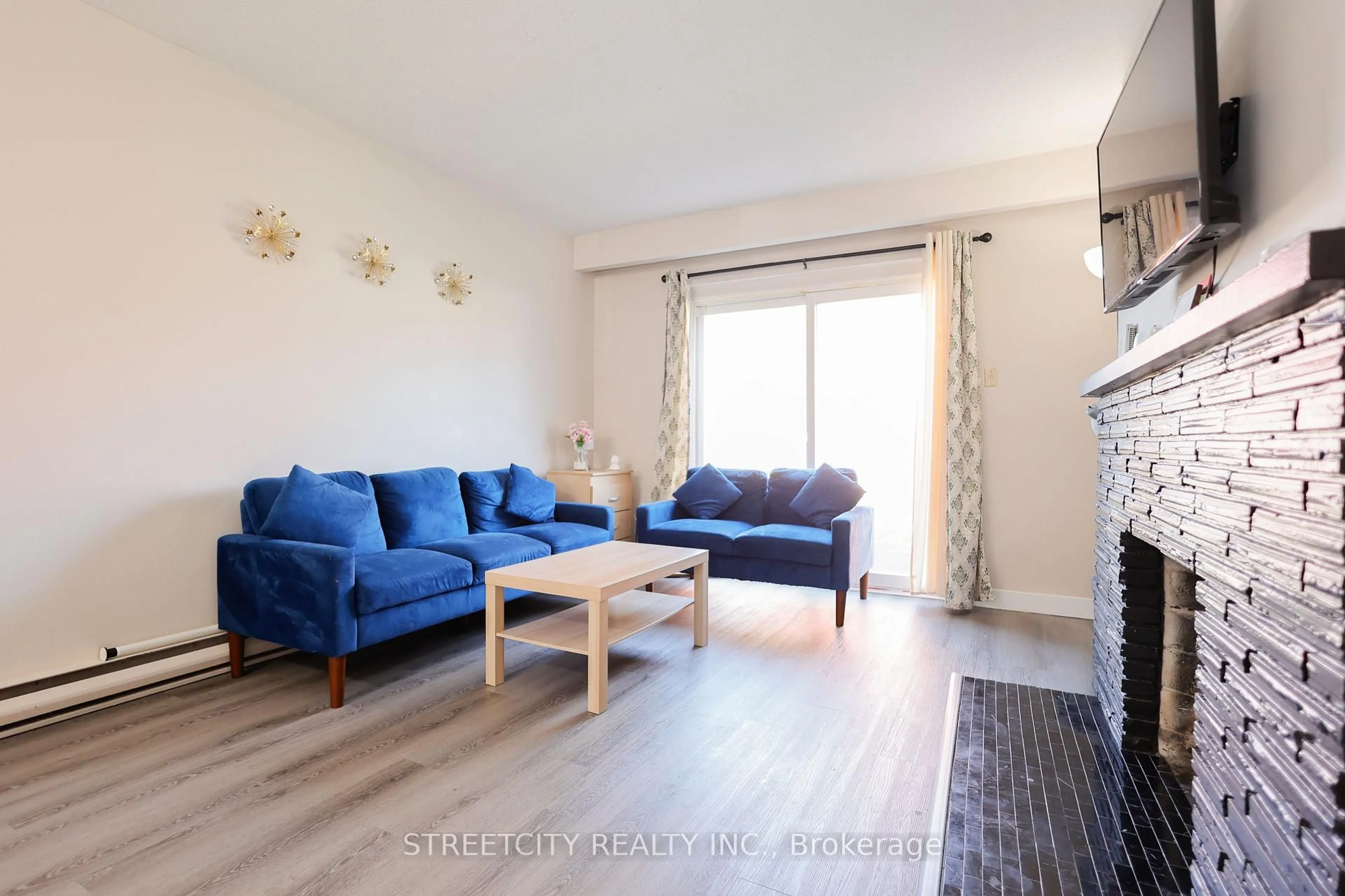 Living room with furniture, wood/laminate floor for 1090 Kipps Lane #141, London East Ontario N5Y 1V4