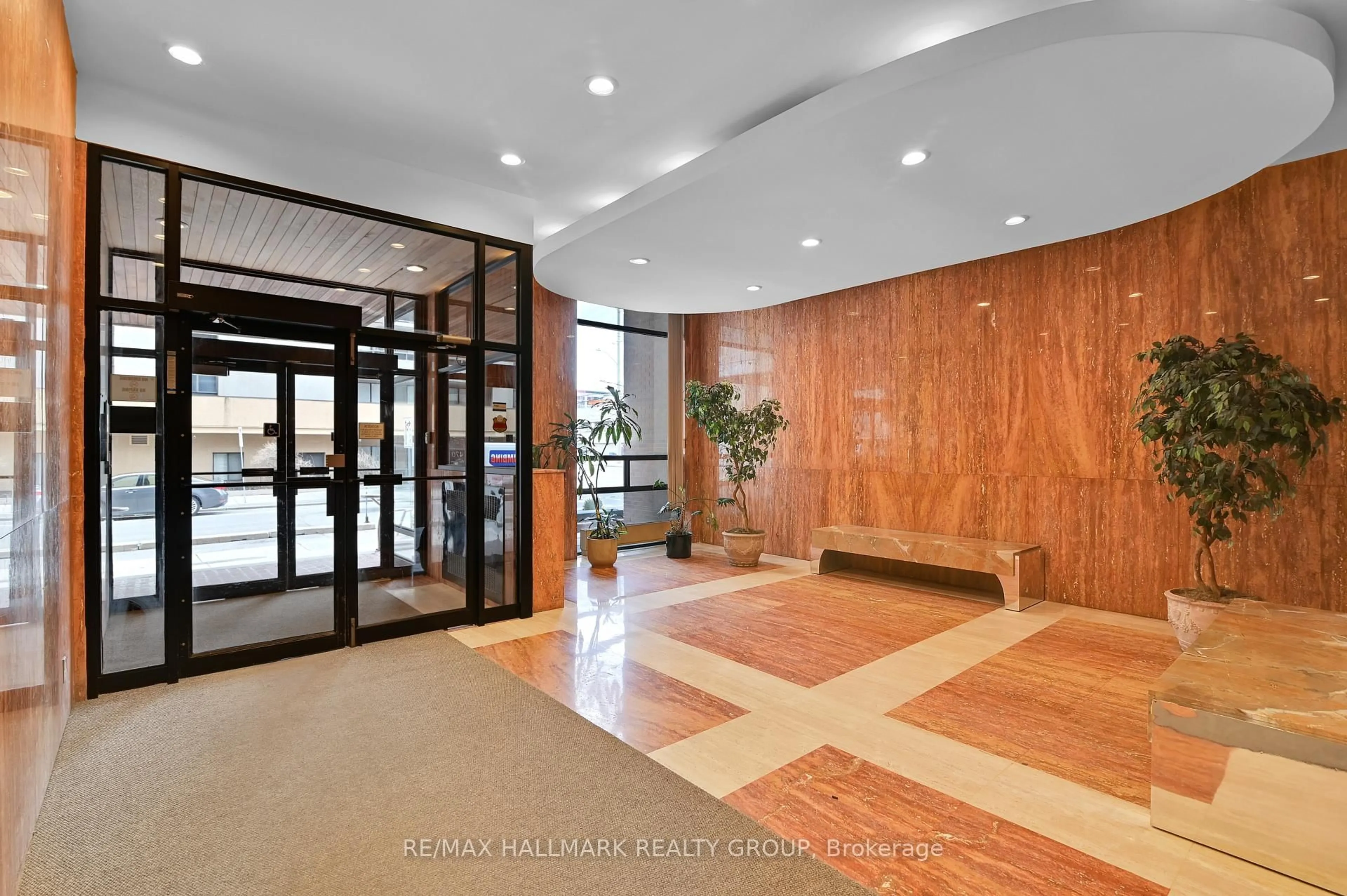Indoor foyer for 475 Laurier Ave #1408, Ottawa Ontario K1R 7X1