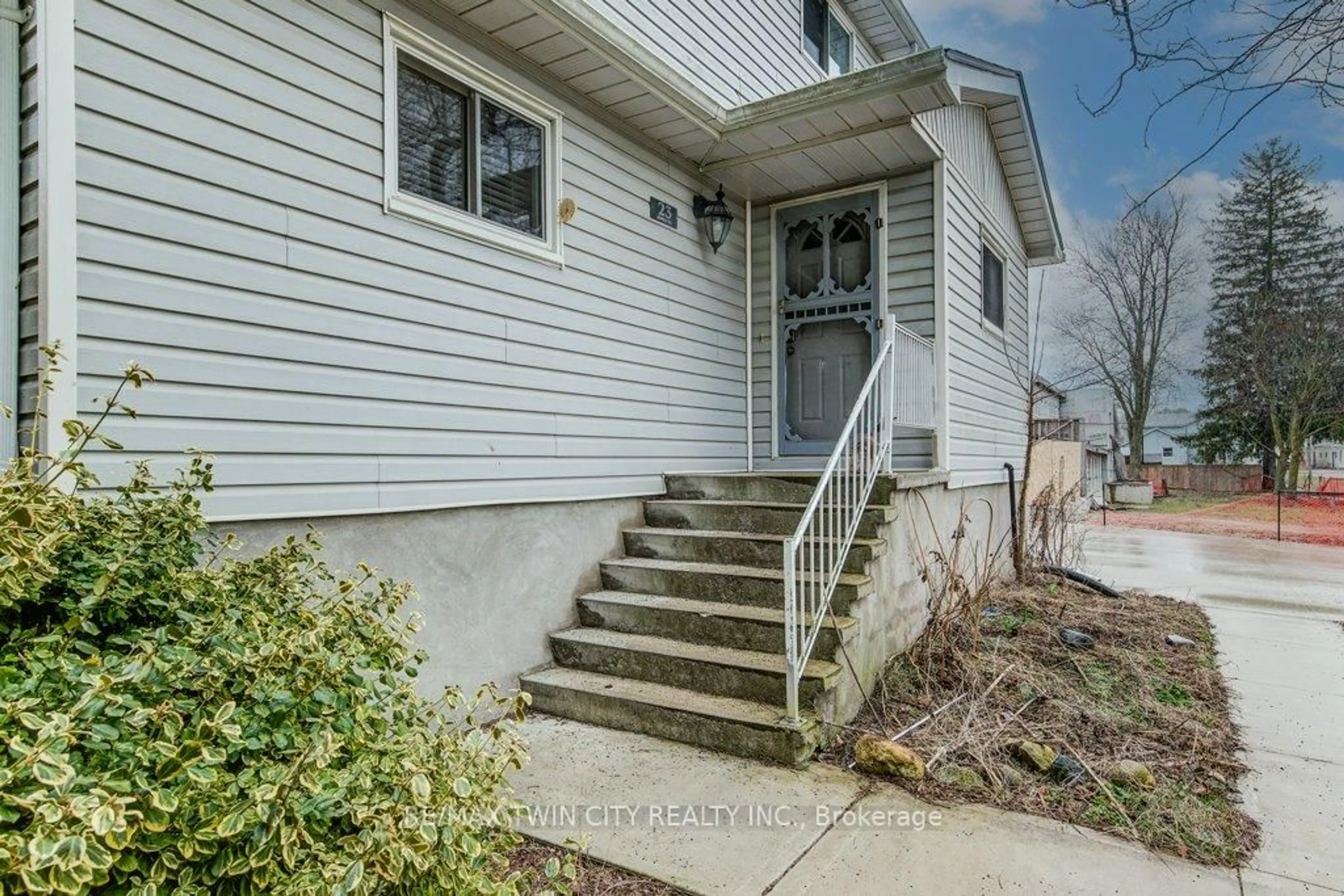 Stairs for 23 James St, Blandford-Blenheim Ontario N0J 1B0