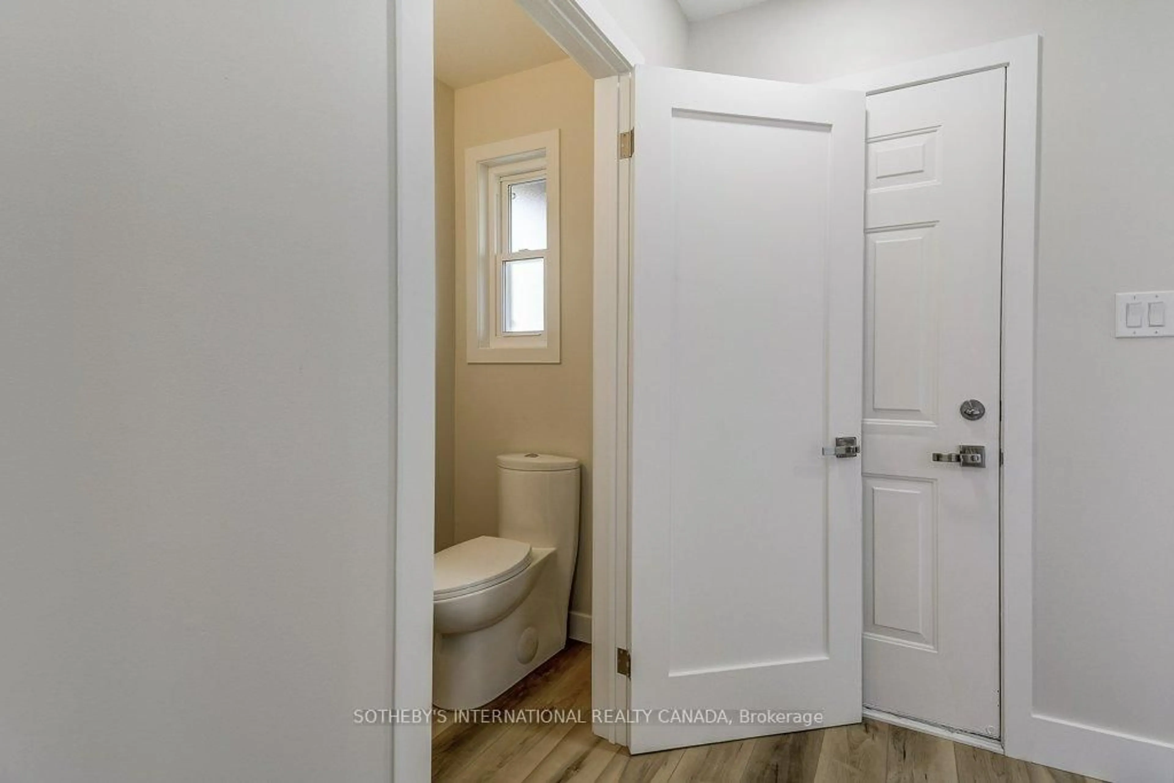 Indoor entryway for 55 Kerman Ave #5, Grimsby Ontario L3M 5G2