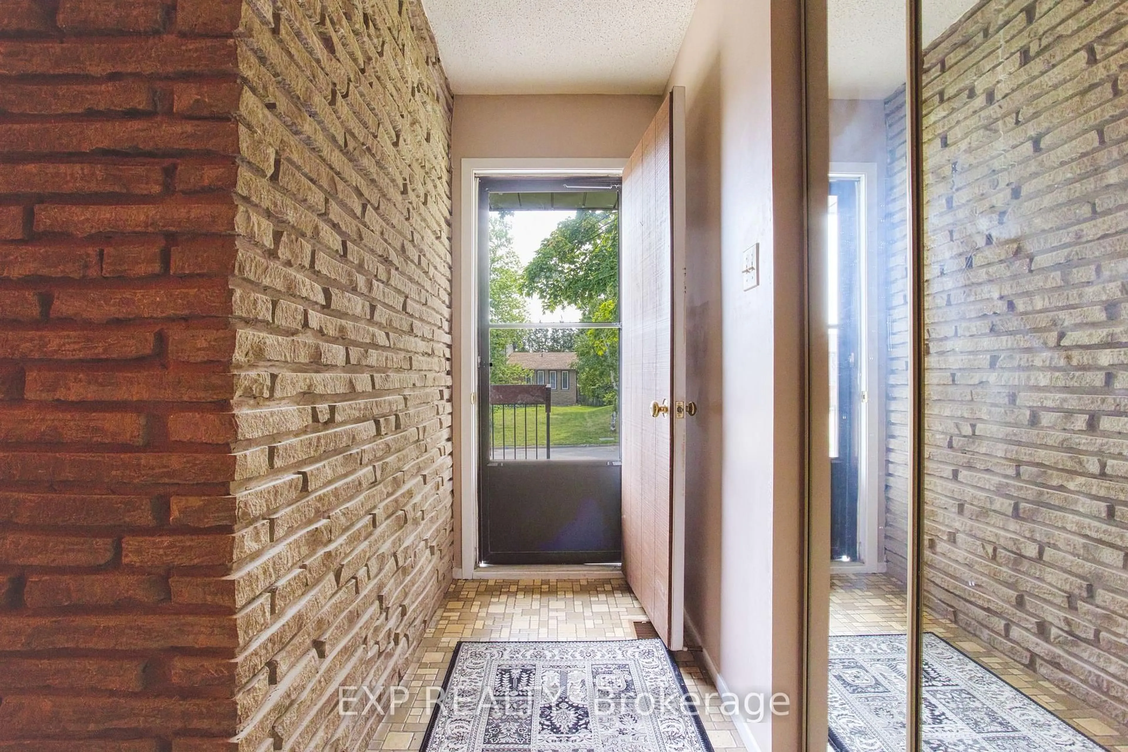 Indoor entryway for 4 Cedar Glen, Grimsby Ontario L3M 4K2
